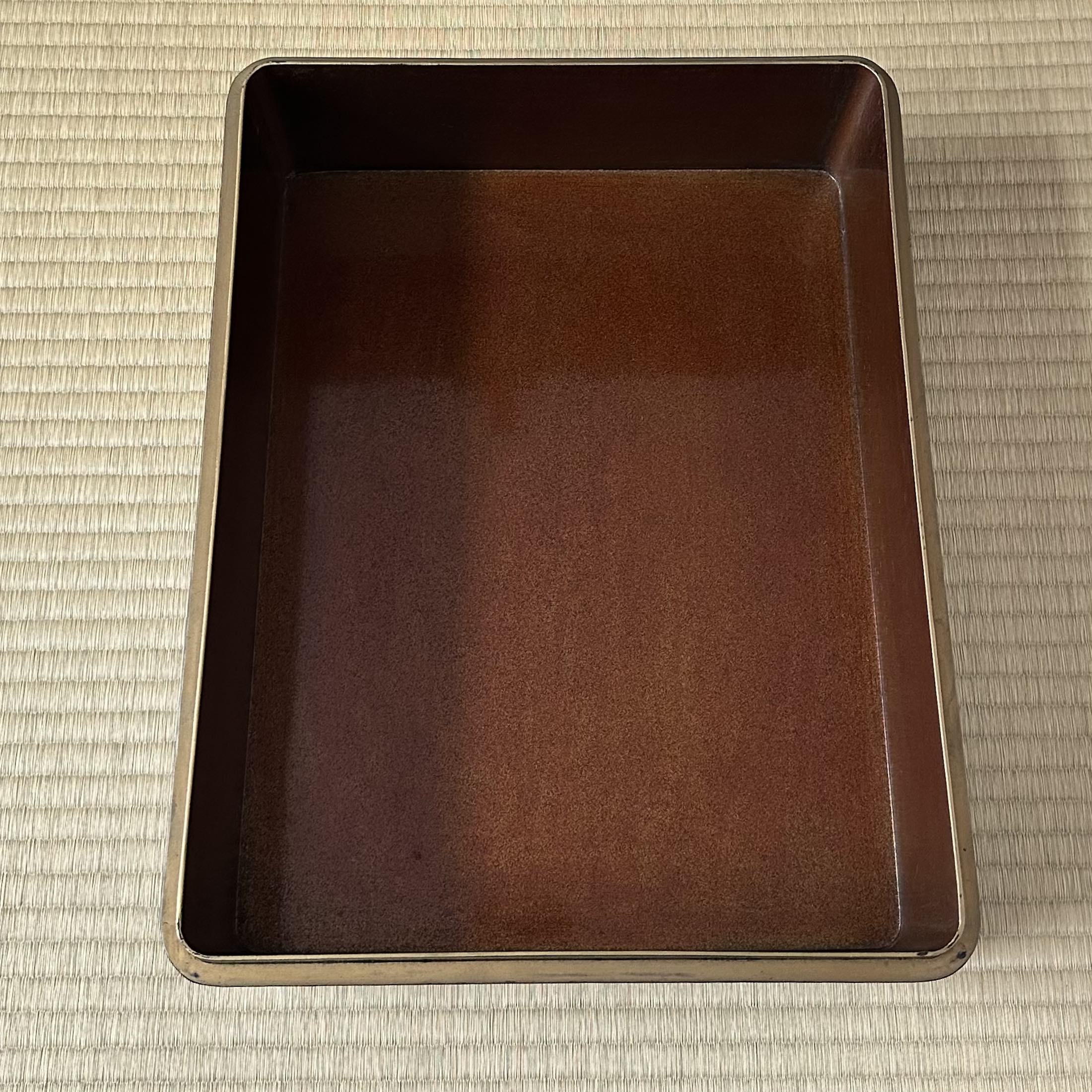 Bunkobako (boîte à documents japonaise) laque urushi, or et nacre, décor d’ōgi mon (motifs d’éventail) et tsuru (grues)