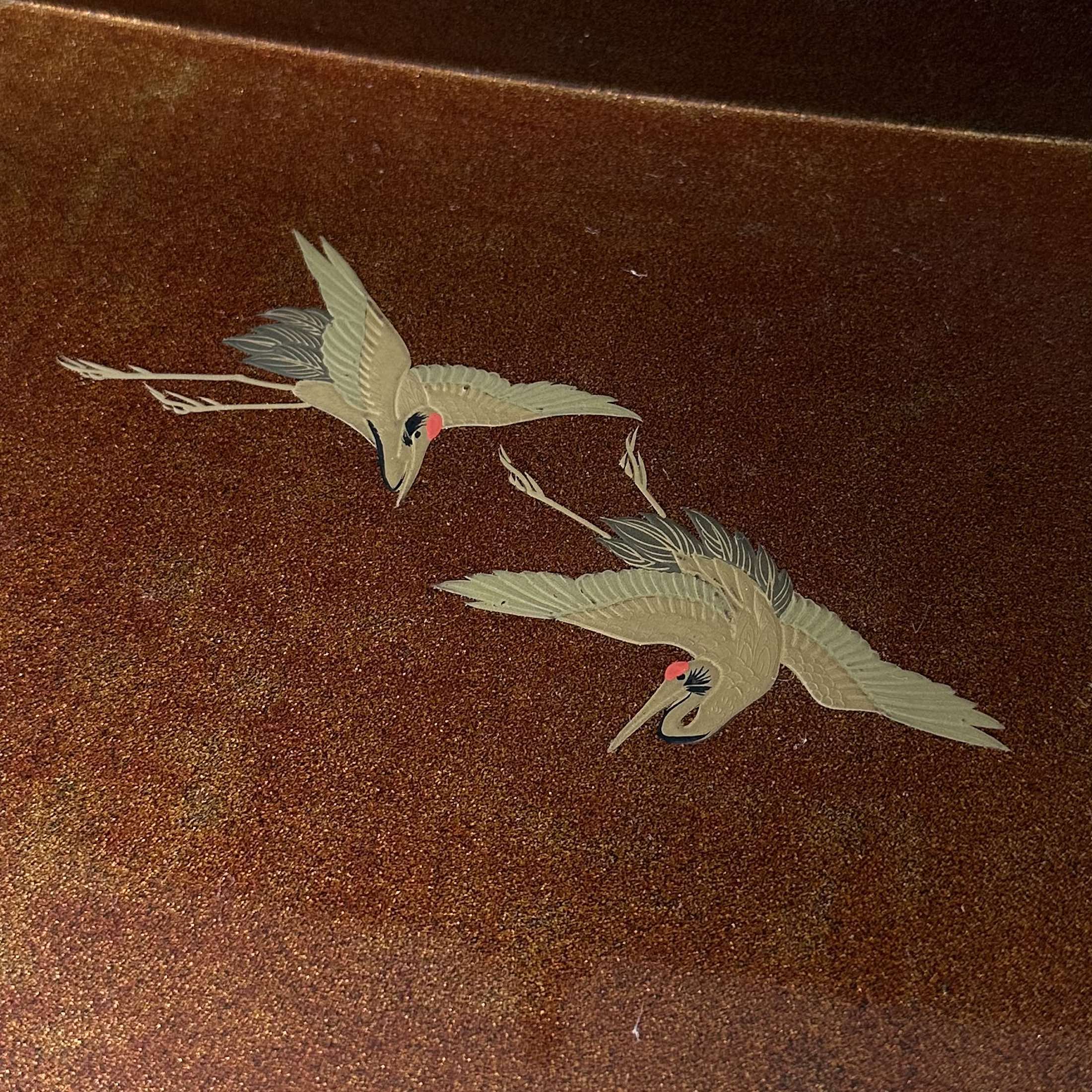 Bunkobako (boîte à documents japonaise) laque urushi, or et nacre, décor d’ōgi mon (motifs d’éventail) et tsuru (grues)