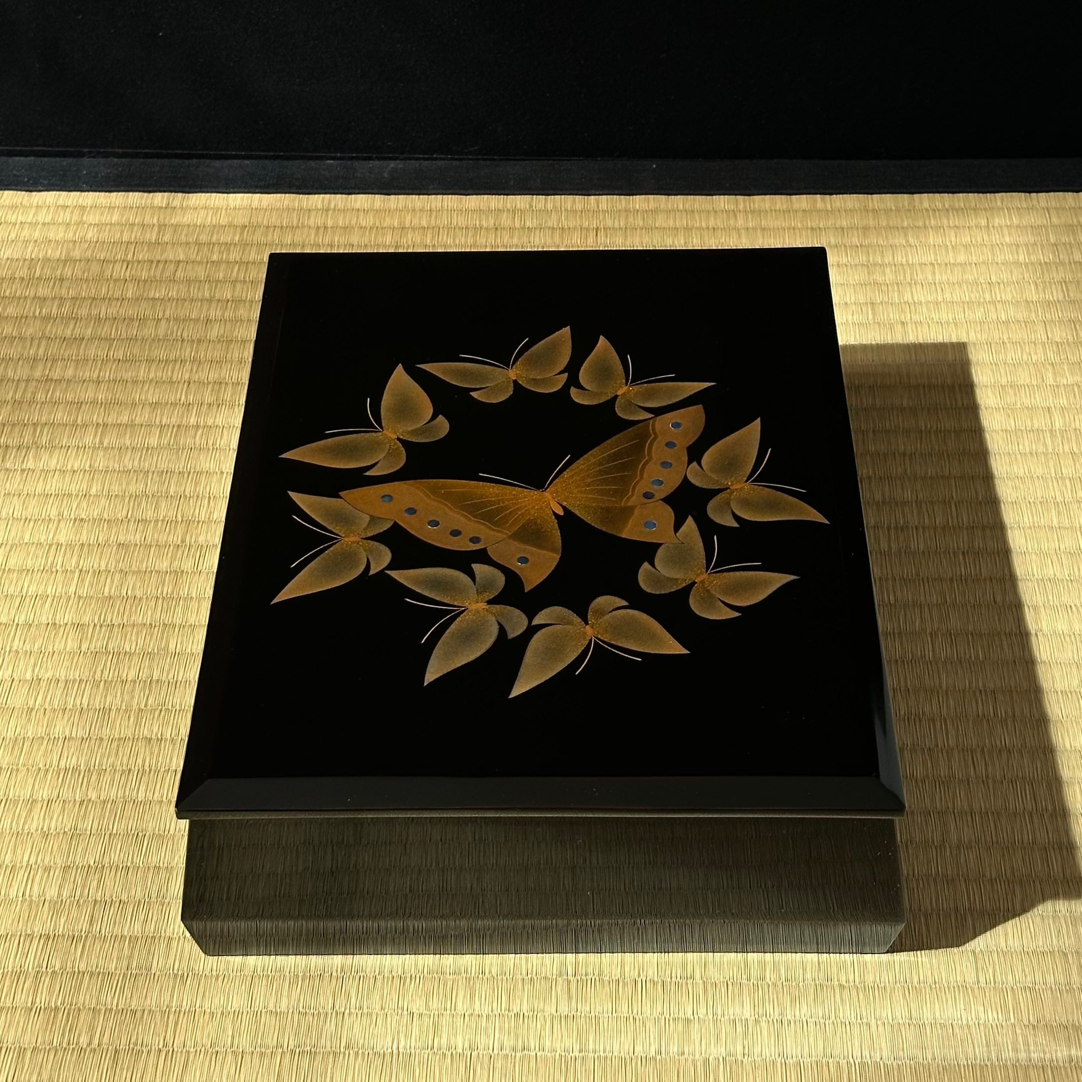 Tebako (boîte japonaise) laque urushi, or et nacre, décor de chō (papillons)
