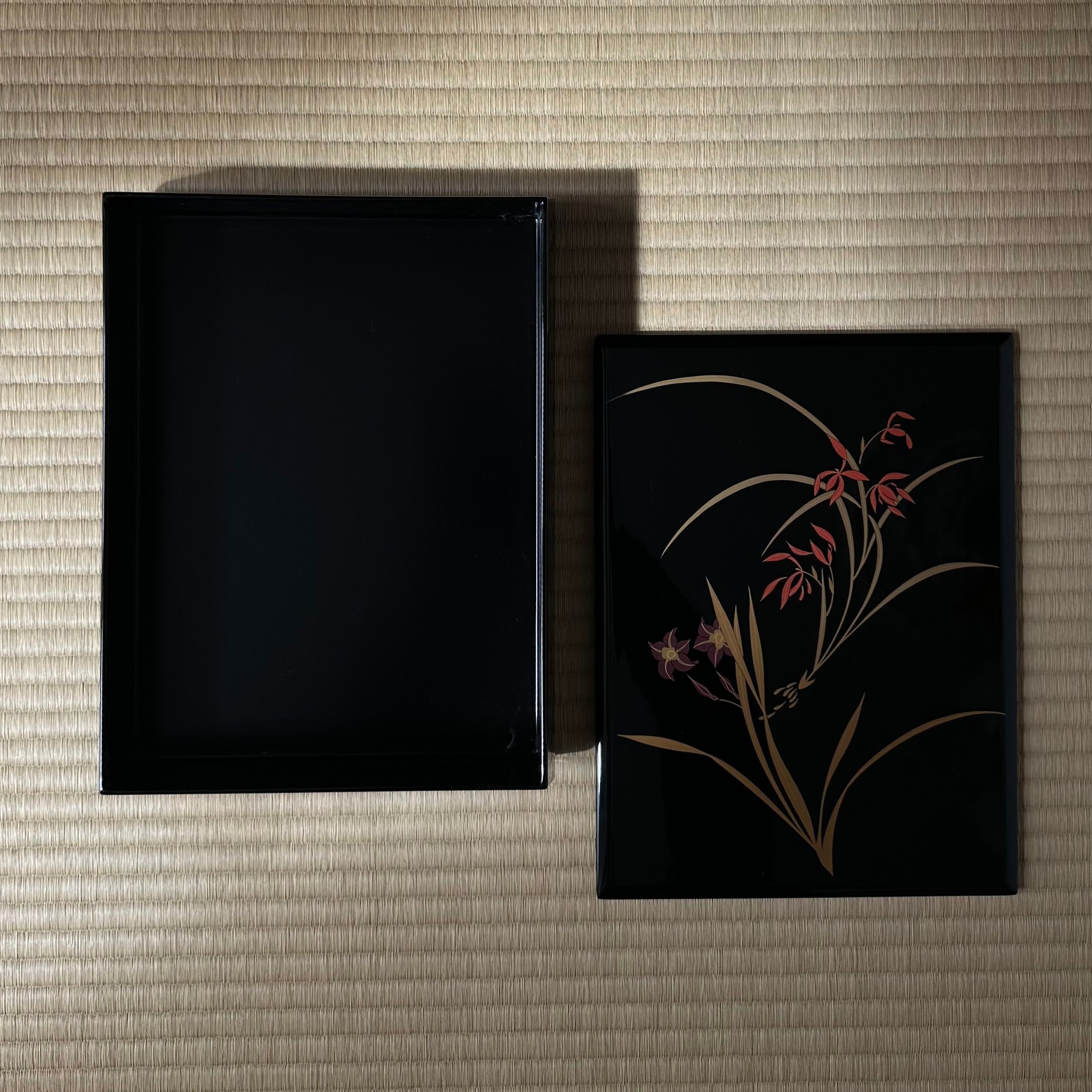 Tebako (boîte japonaise) laque urushi et or, décor de ran suisen (orchidées et jonquilles)