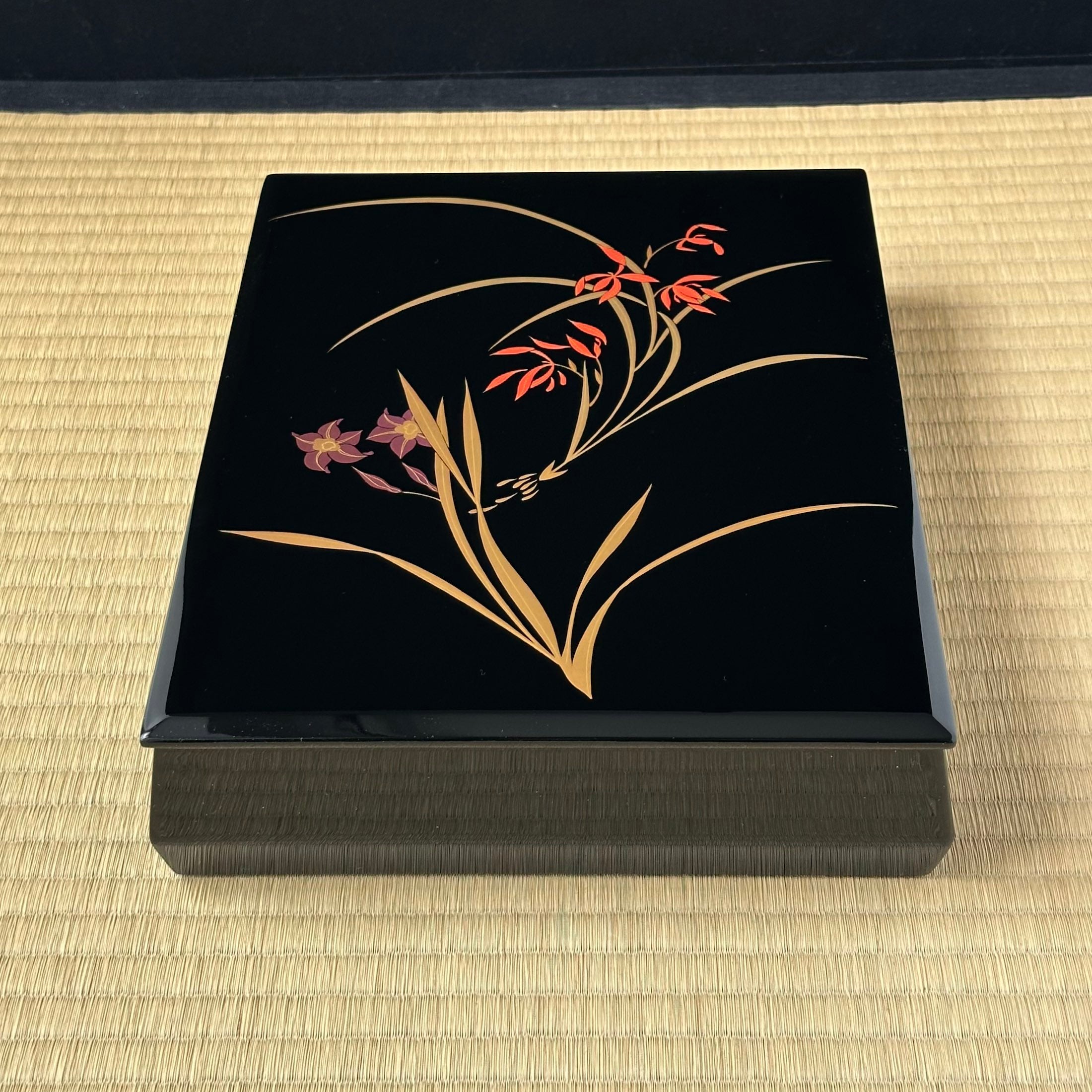 Tebako (boîte japonaise) laque urushi et or, décor de ran suisen (orchidées et jonquilles)