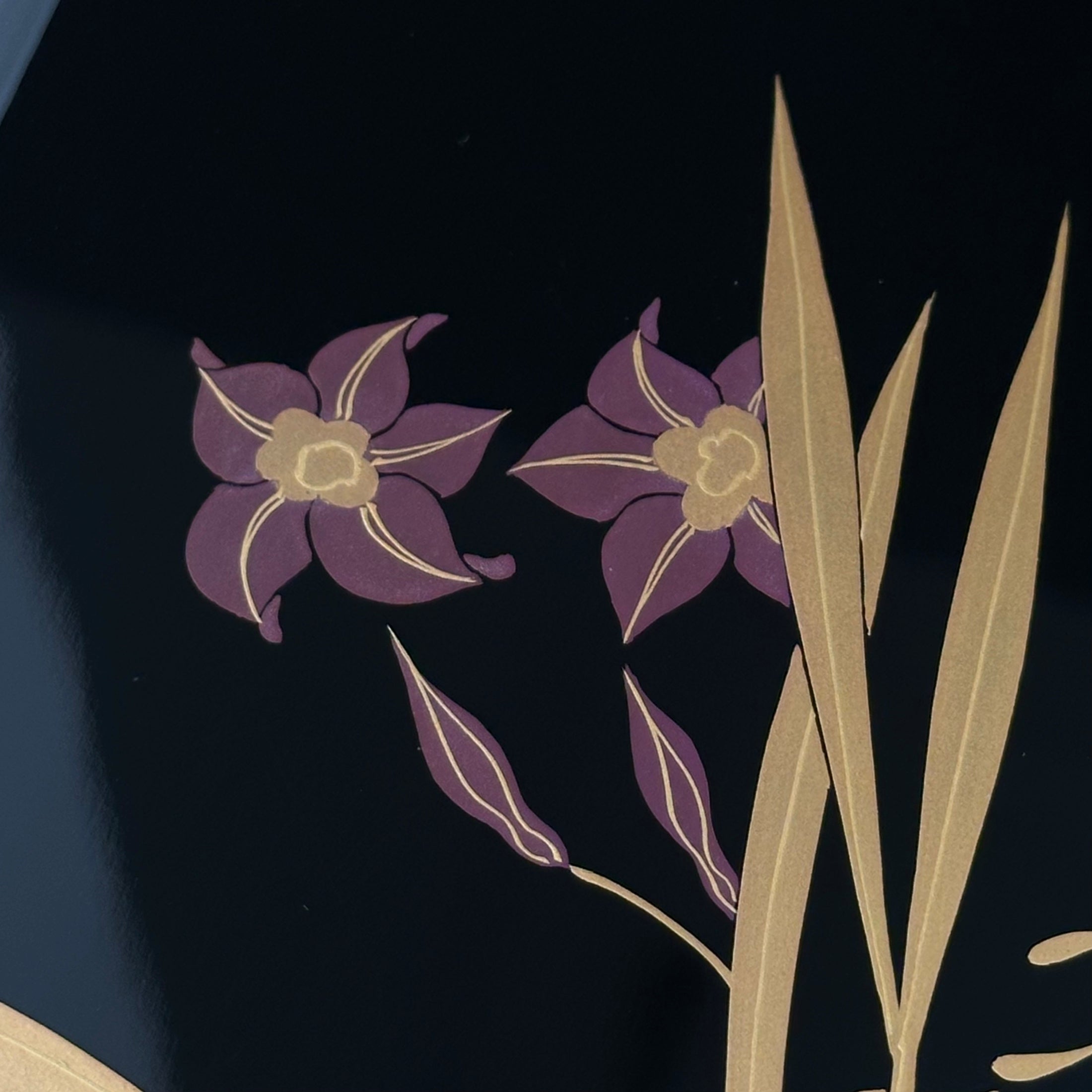 Tebako (boîte japonaise) laque urushi et or, décor de ran suisen (orchidées et jonquilles)