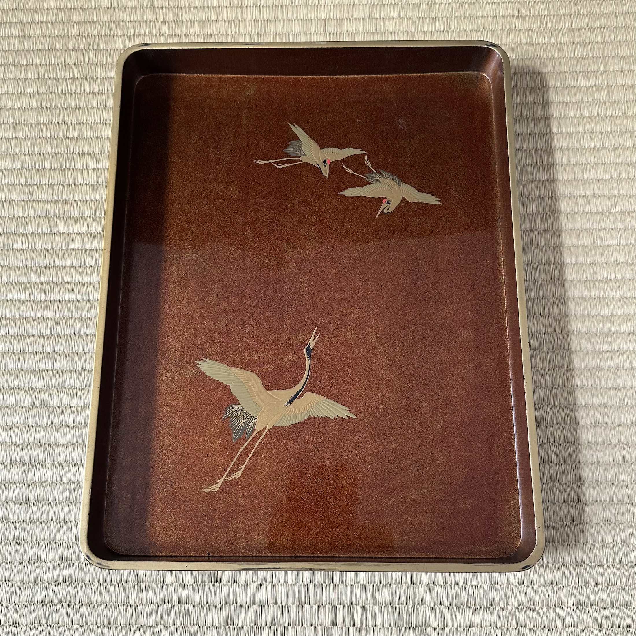 Bunkobako (boîte à documents japonaise) laque urushi, or et nacre, décor d’ōgi mon (motifs d’éventail) et tsuru (grues)