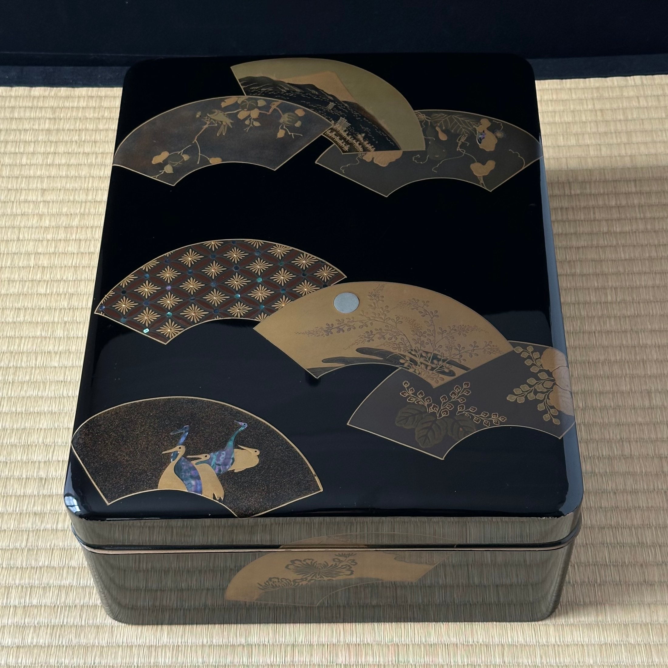 Bunkobako (boîte à documents japonaise) laque urushi, or et nacre, décor d’ōgi mon (motifs d’éventail) et tsuru (grues)