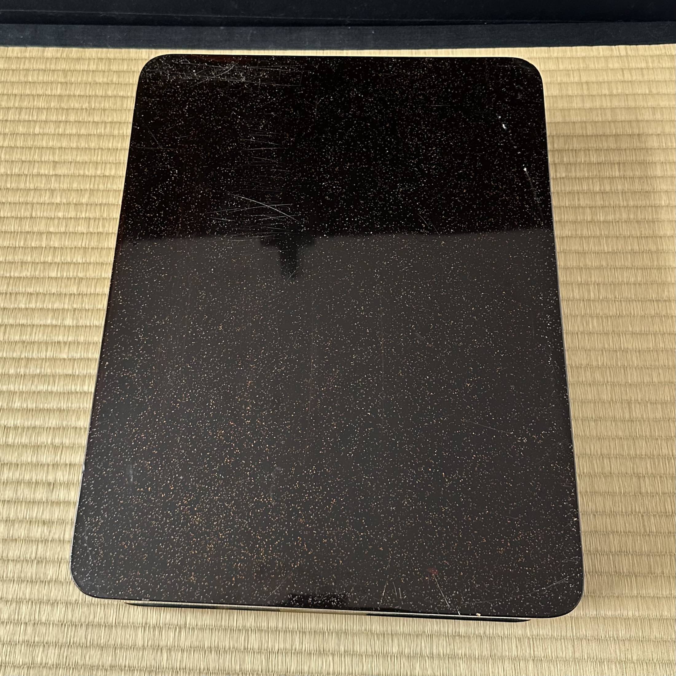Bunkobako (boîte à documents japonaise) laque urushi, or et nacre, décor d’ōgi mon (motifs d’éventail) et tsuru (grues)