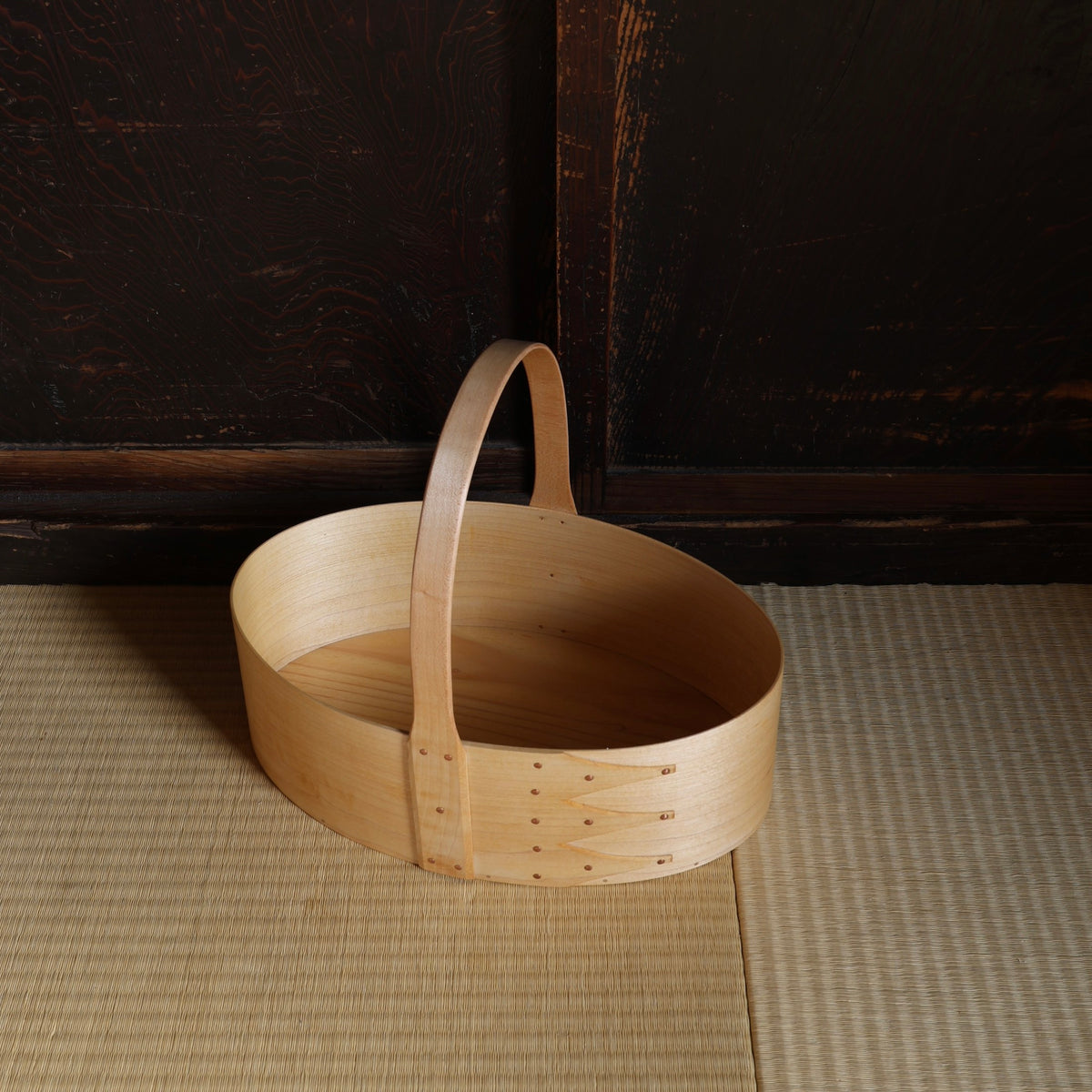 Boîte panier à anse japonaise en bois d'érable de l'atelier Unoh