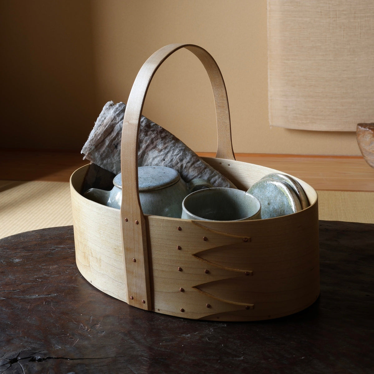 Boîte panier à anse japonaise en bois d'érable de l'atelier Unoh