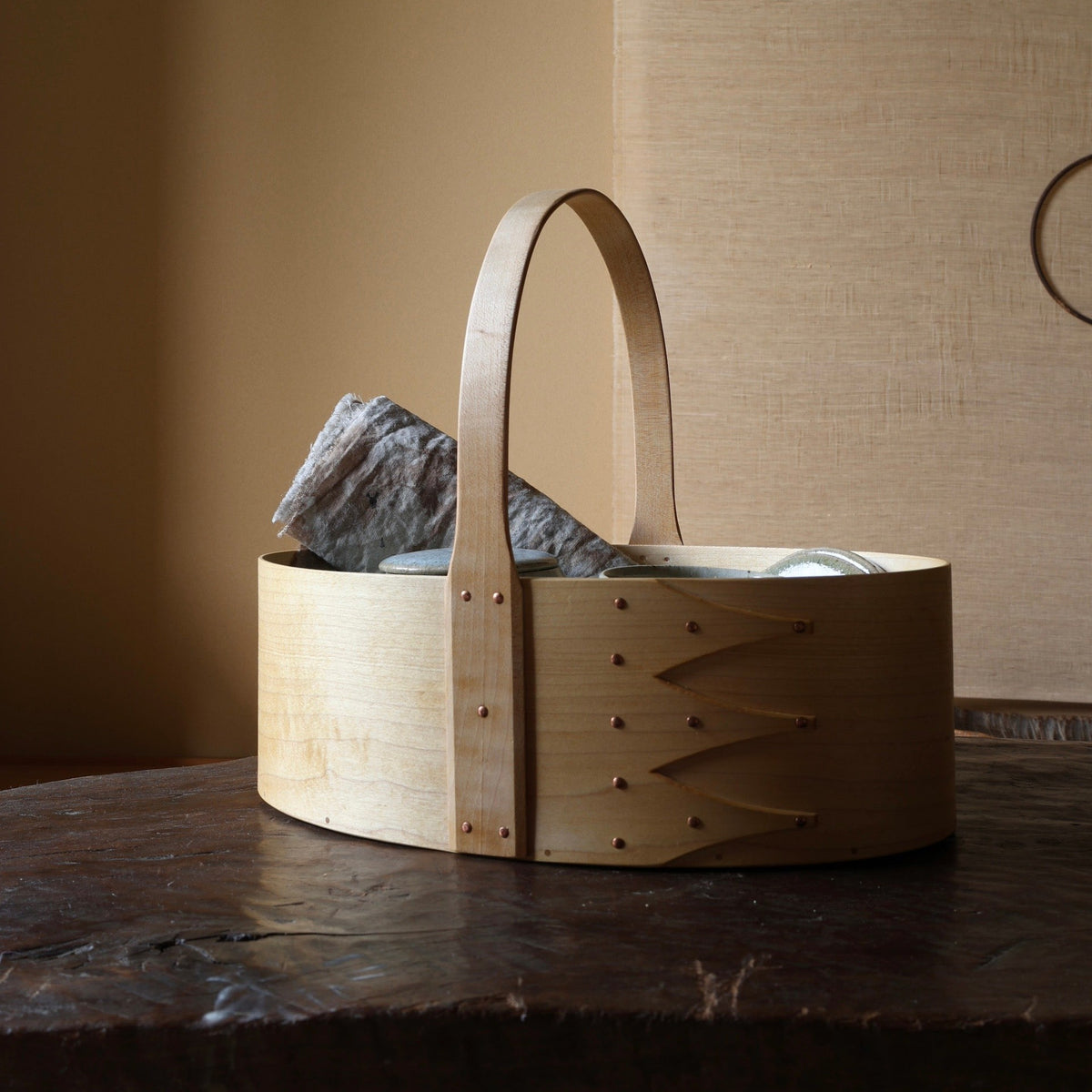Boîte panier à anse japonaise en bois d'érable de l'atelier Unoh