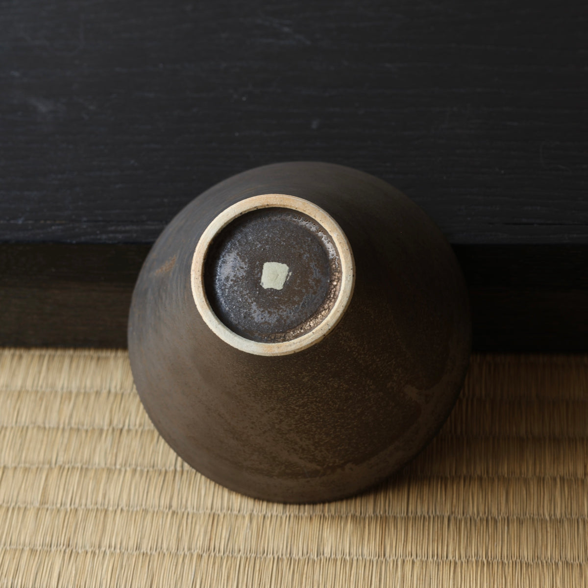Tasse en céramique manganèse de l’atelier Tokinoha