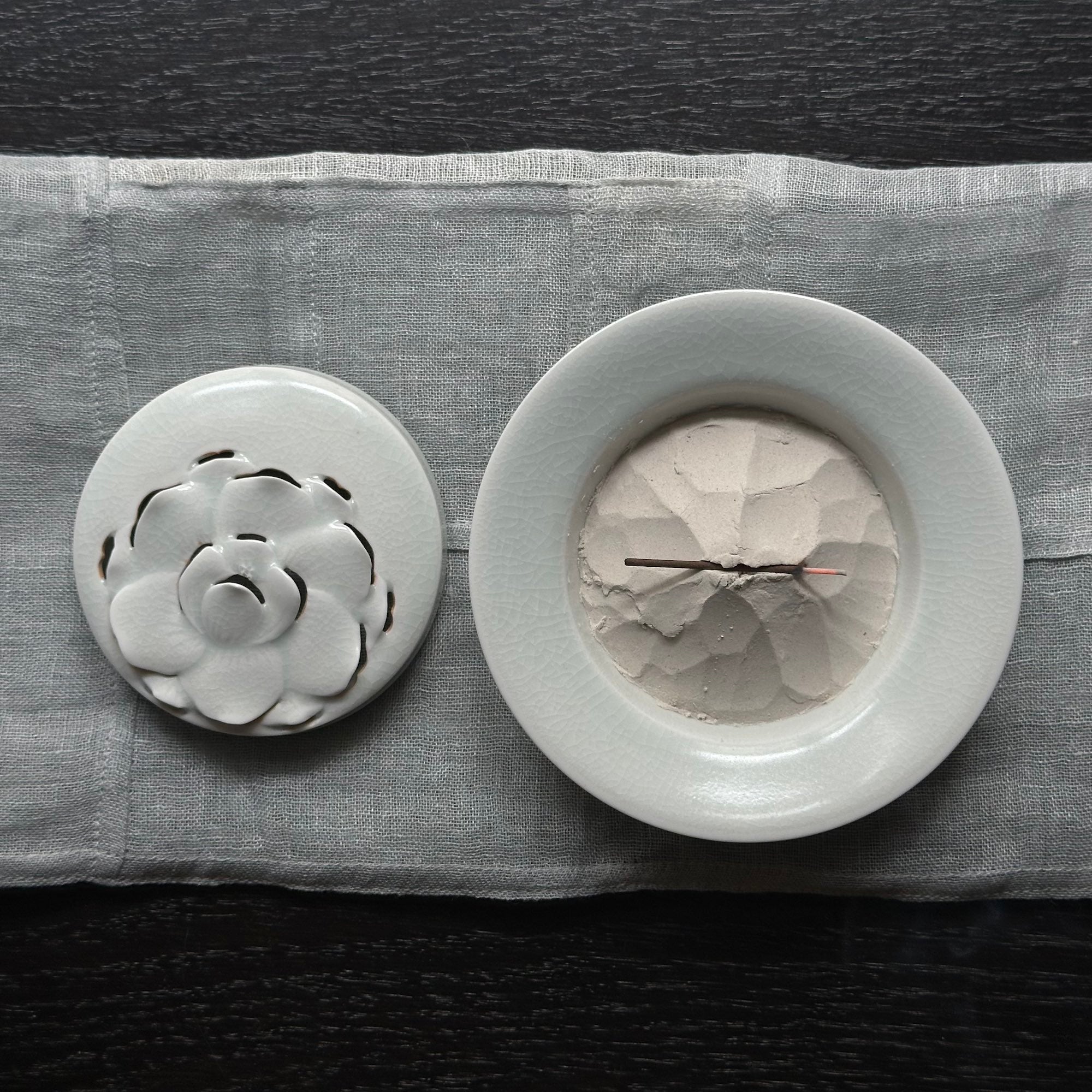 Brûle-encens en porcelaine blanche à décor de pivoine de Kyunghee Shin