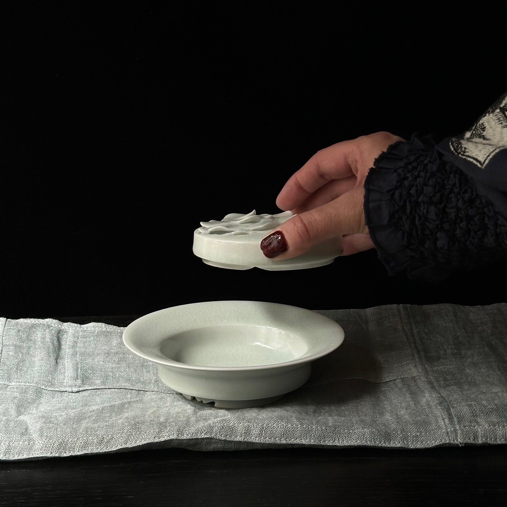 Brûle-encens en porcelaine blanche à décor de pivoine de Kyunghee Shin