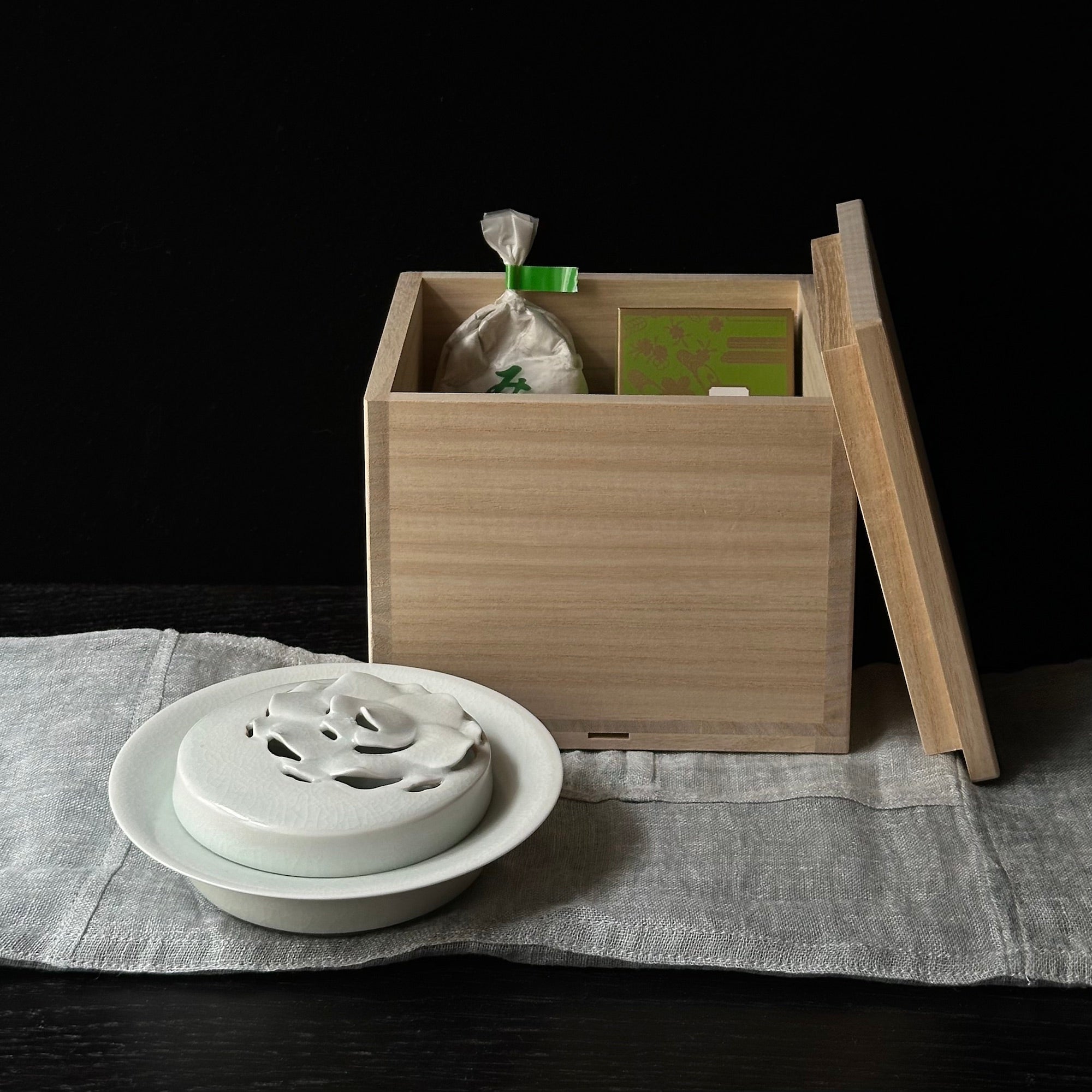 Brûle-encens en porcelaine blanche à décor de pivoine de Kyunghee Shin