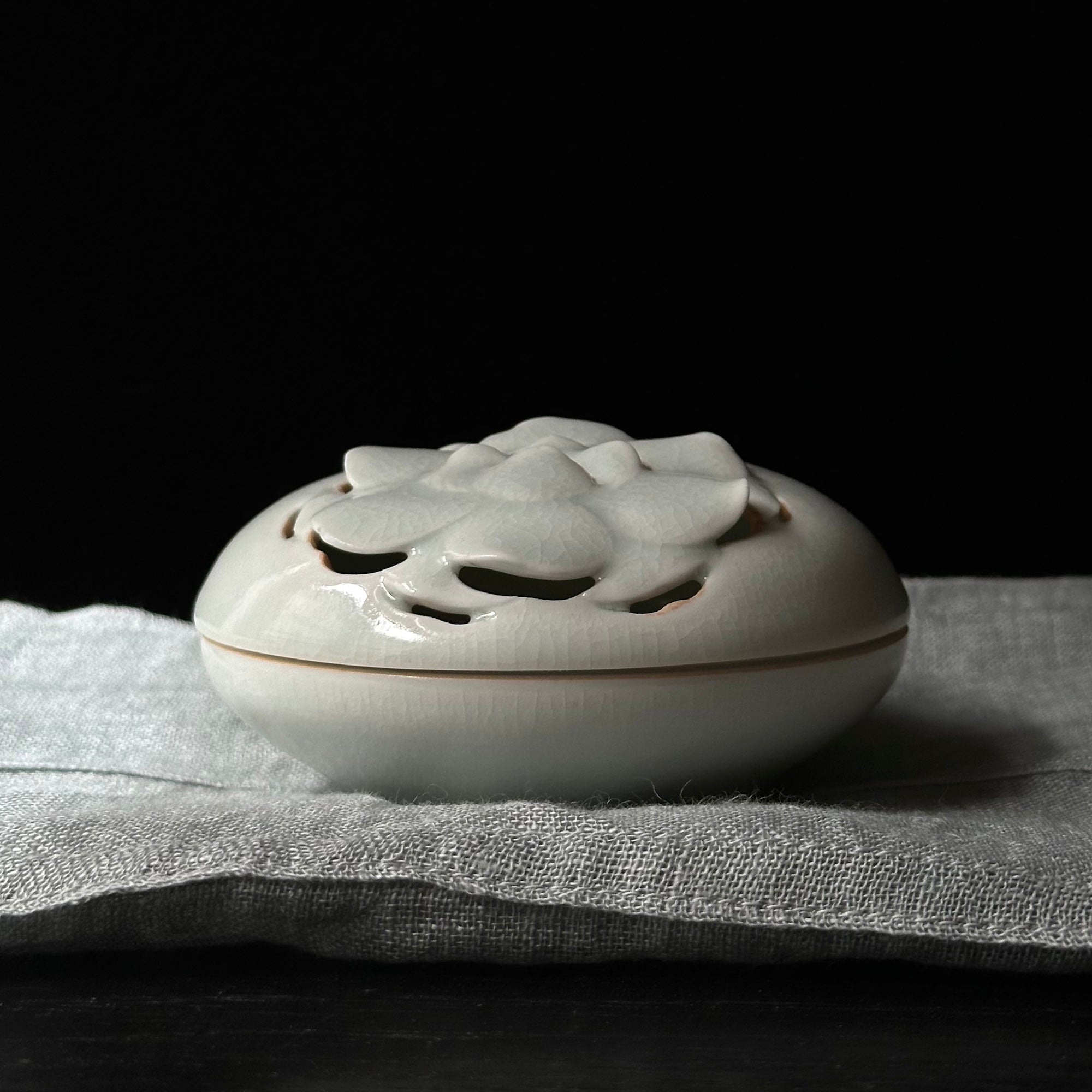 Brûle-encens en porcelaine blanche à décor de pivoine de Kyunghee Shin