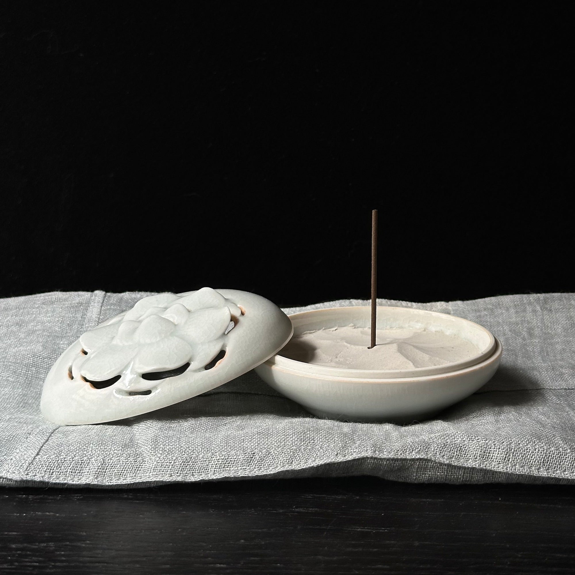 Brûle-encens en porcelaine blanche à décor de pivoine de Kyunghee Shin