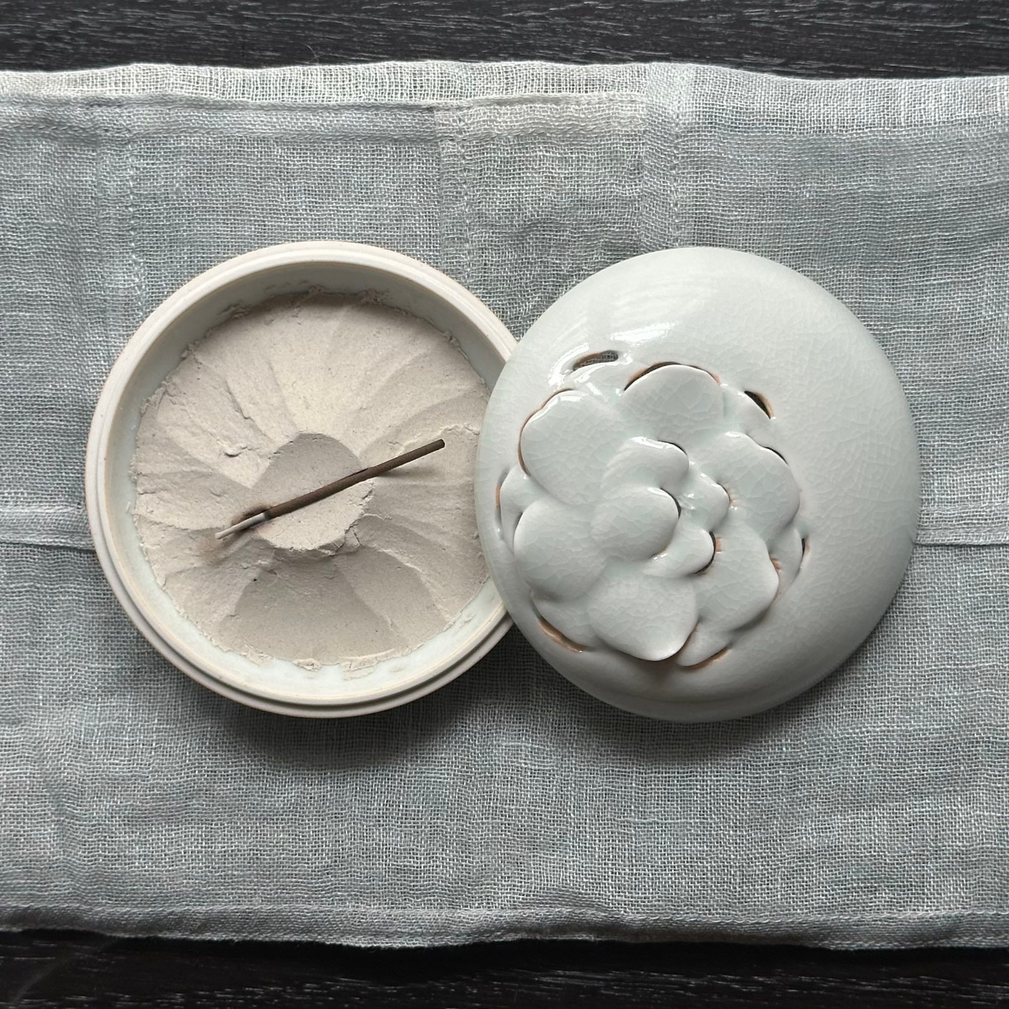 Porte-encens en porcelaine blanche à décor de pivoine de Kyunghee Shin