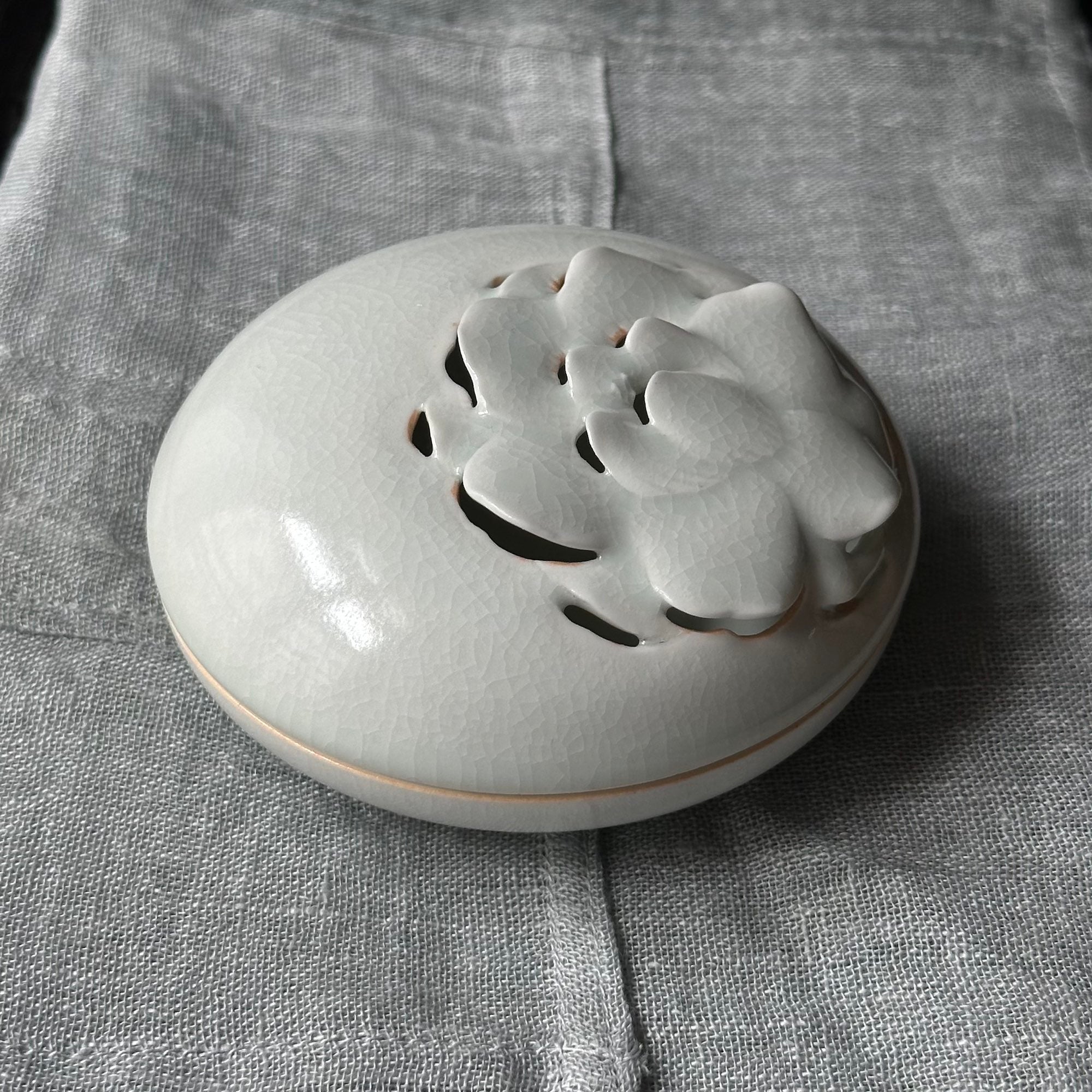 Brûle-encens en porcelaine blanche à décor de pivoine de Kyunghee Shin