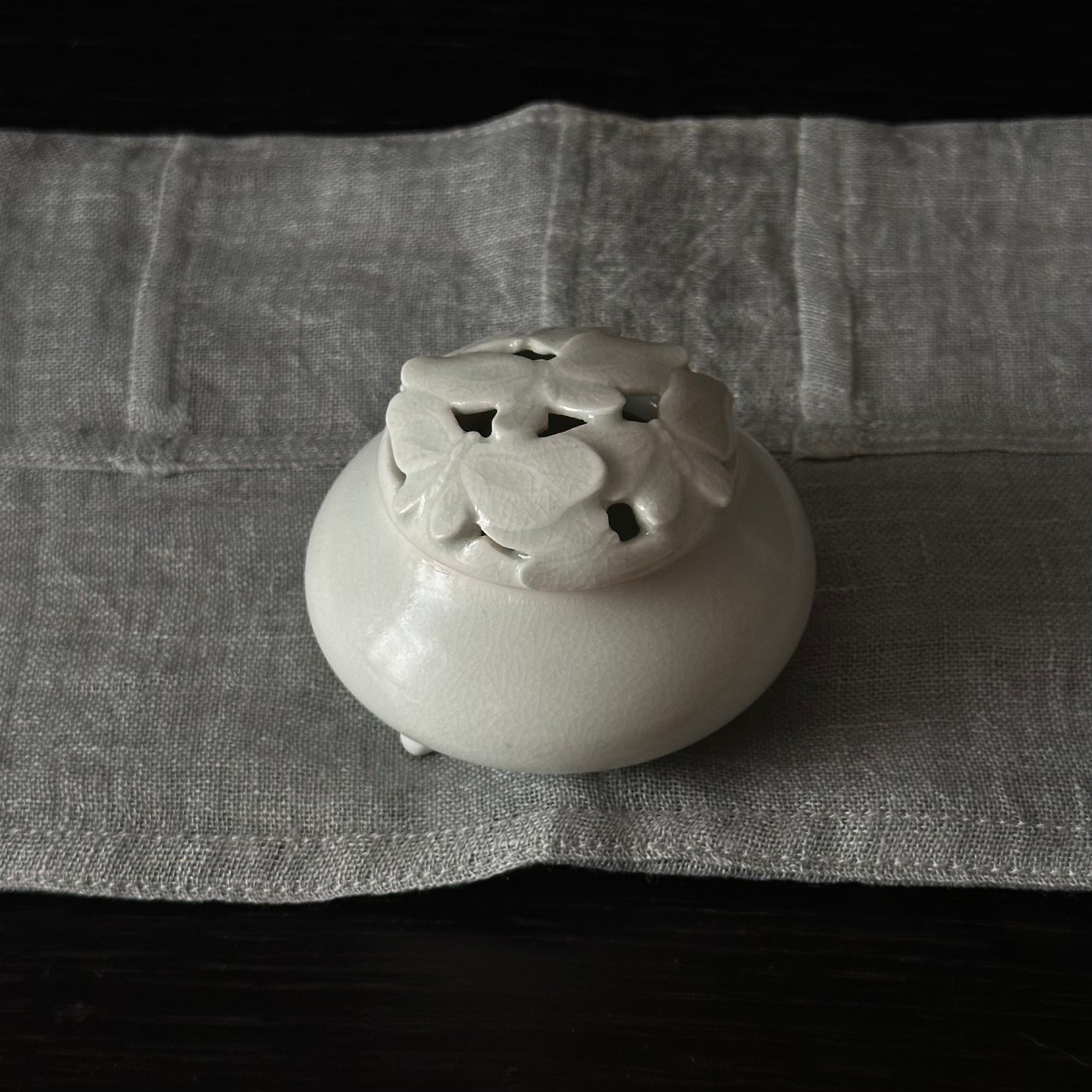 Brûle-encens en porcelaine blanche à décor de papillons de Kyunghee Shin