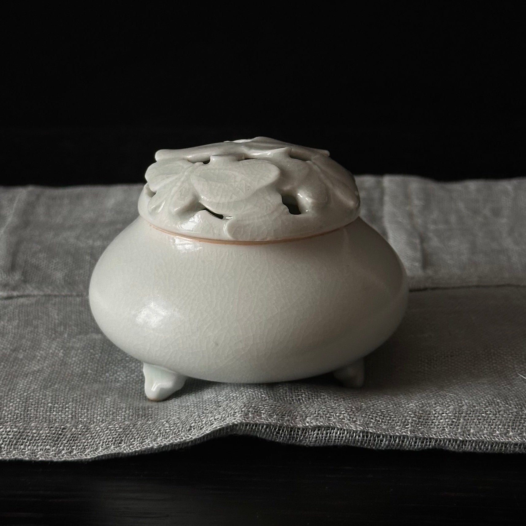 Porte-encens en porcelaine blanche à décor de papillons de Kyunghee Shin
