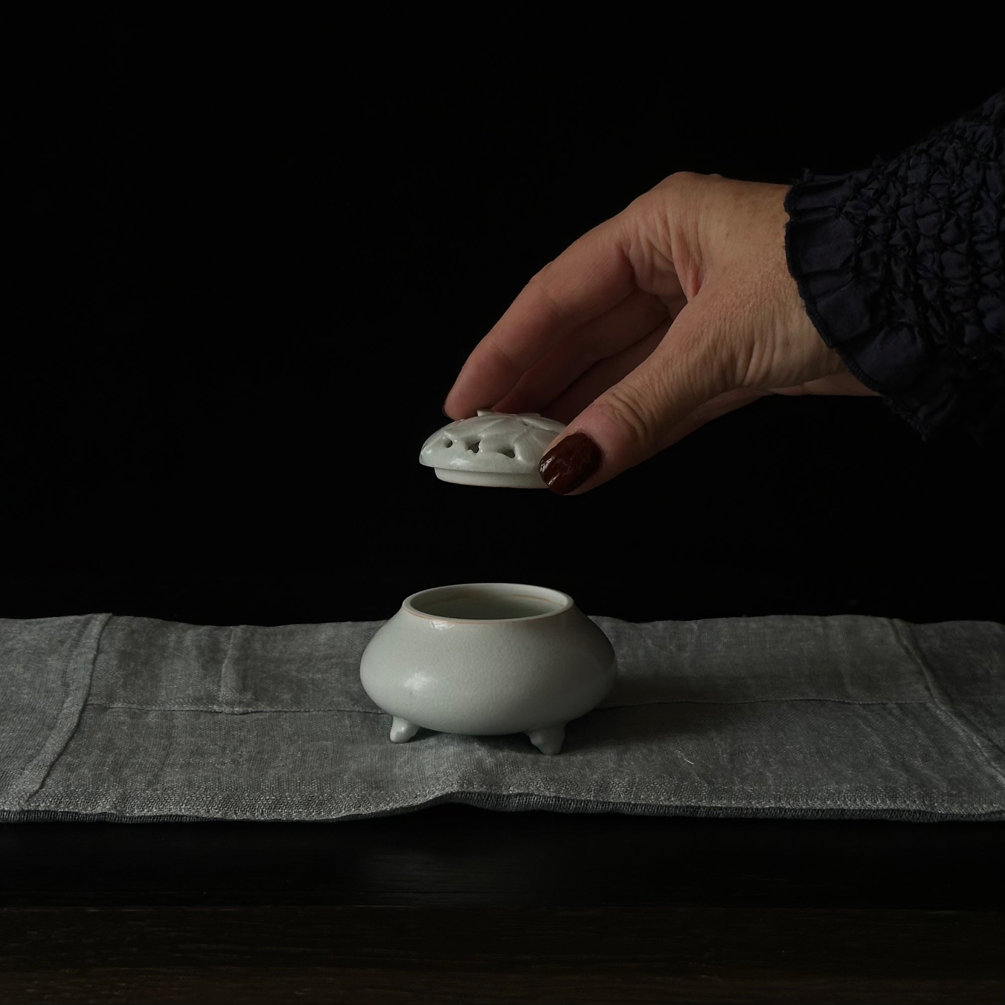 Brûle-encens en porcelaine blanche à décor de papillons de Kyunghee Shin
