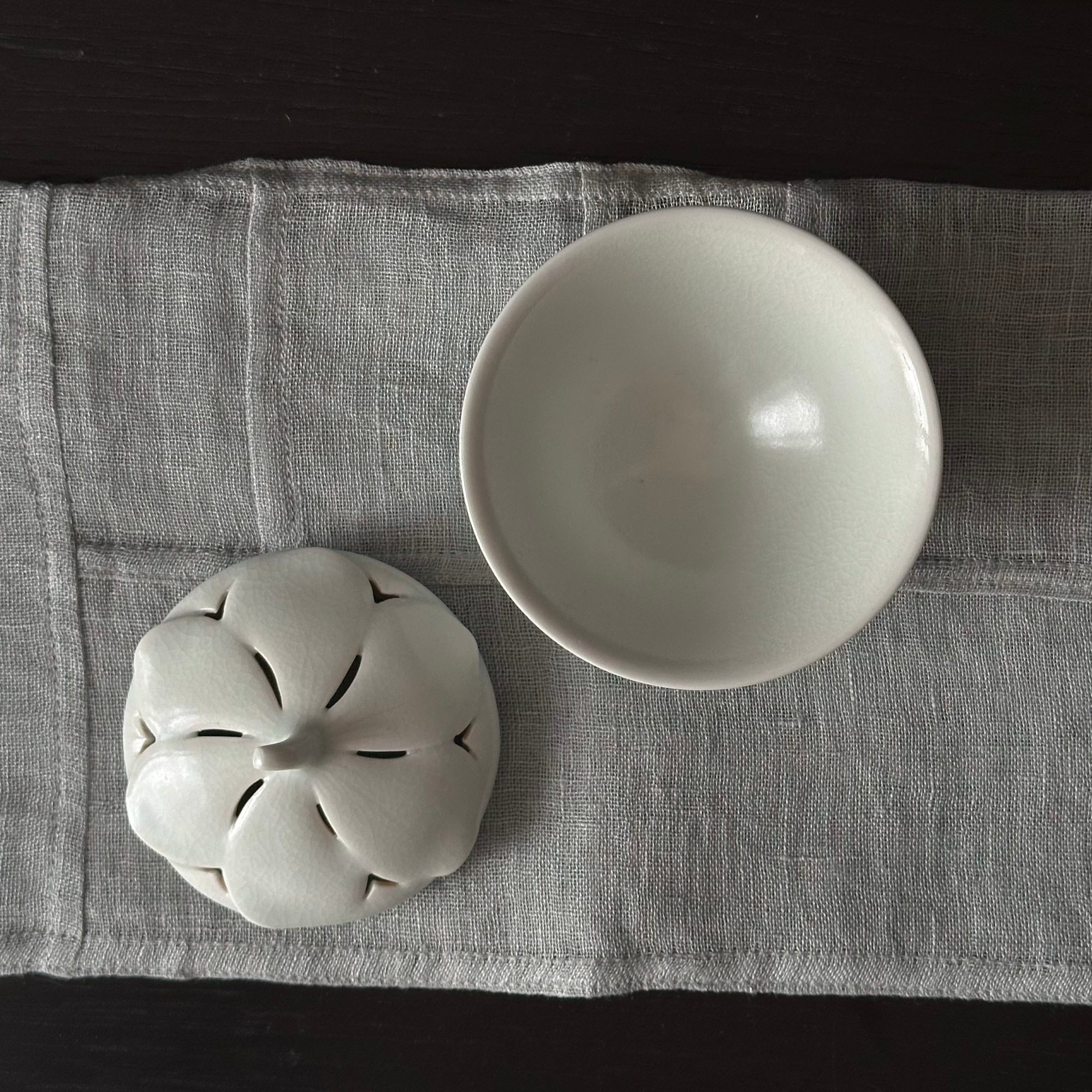 Brûle-encens en porcelaine blanche à décor de fleur de cosmos de Kyunghee Shin