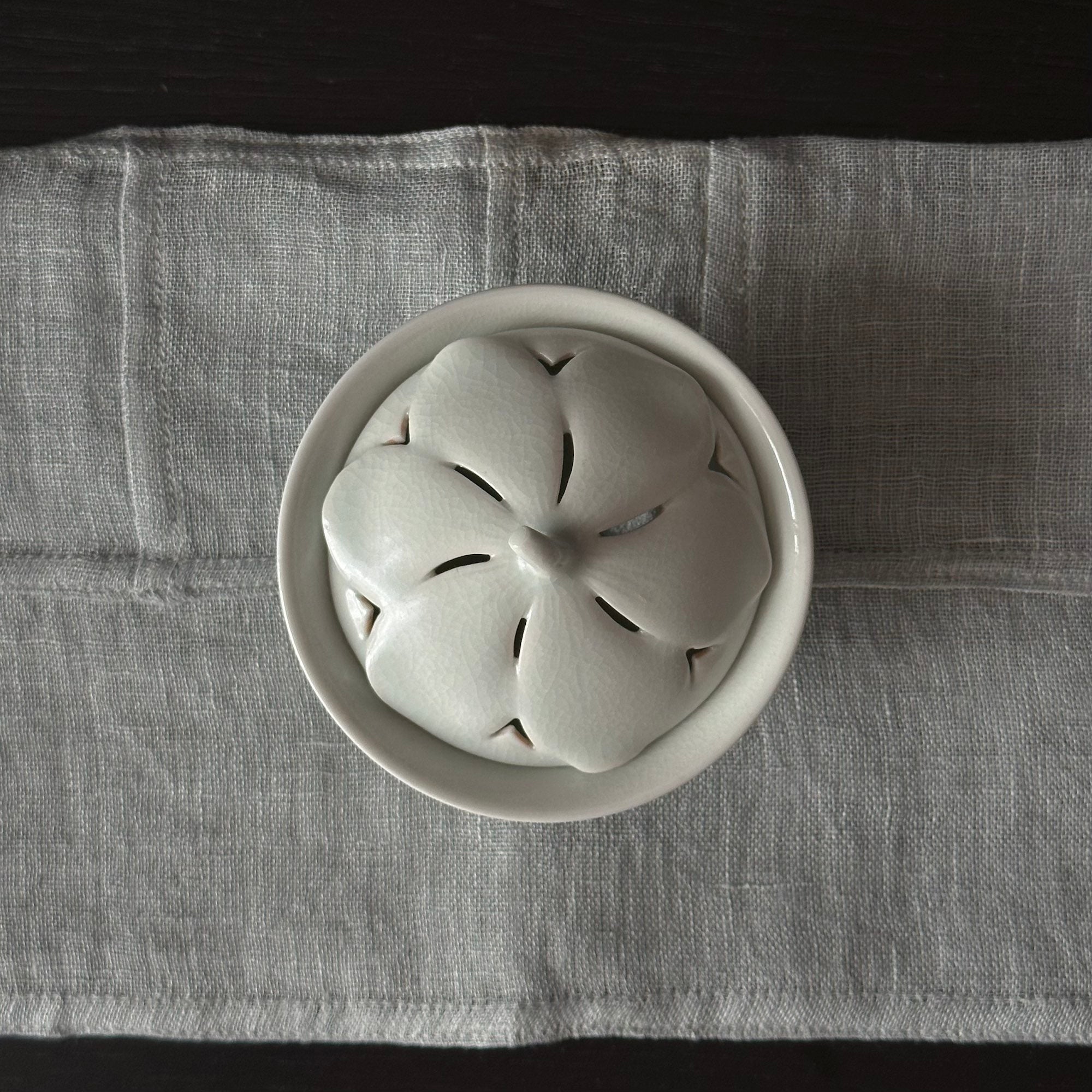 Porte-encens en porcelaine blanche à décor de fleur de cosmos de Kyunghee Shin