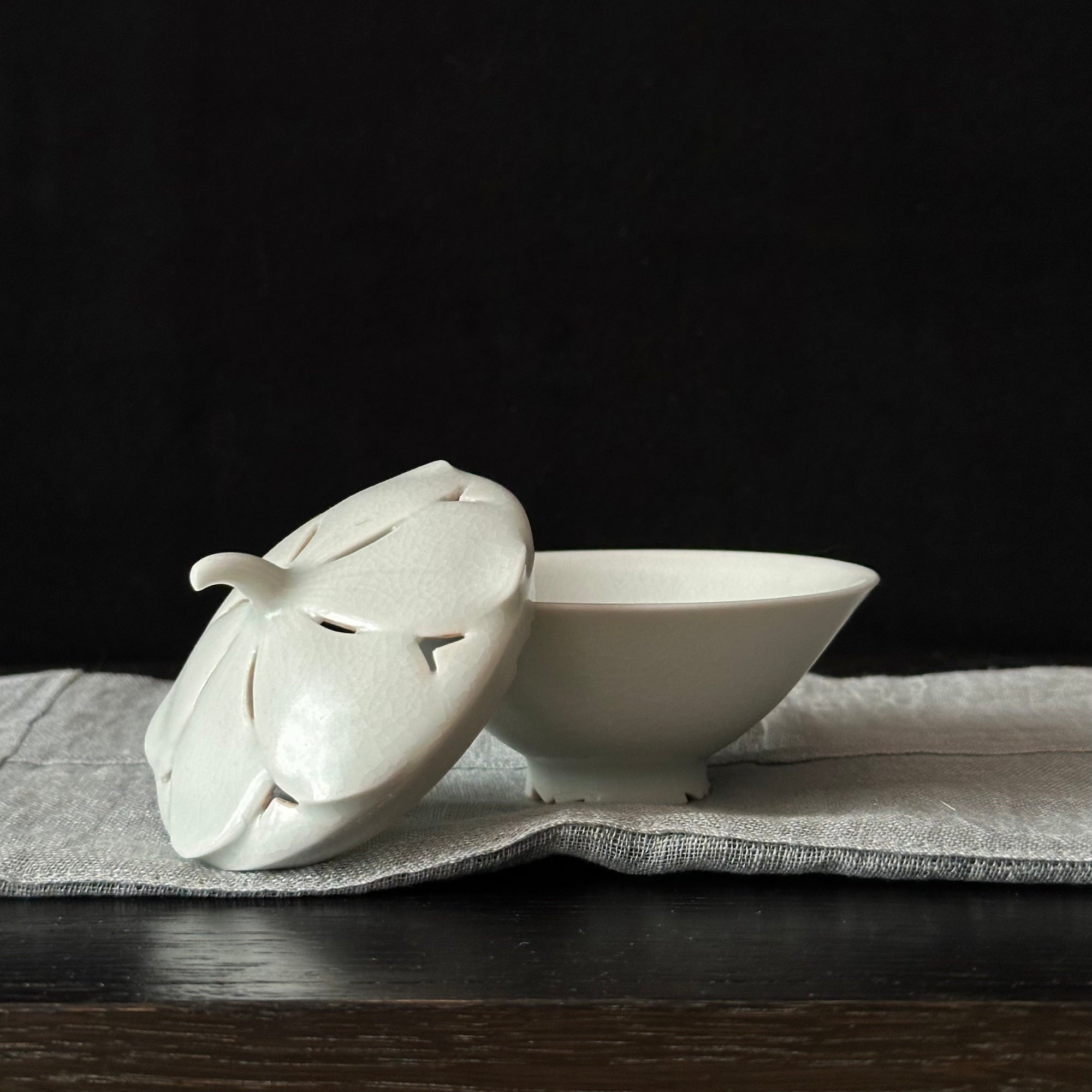 Brûle-encens en porcelaine blanche à décor de fleur de cosmos de Kyunghee Shin