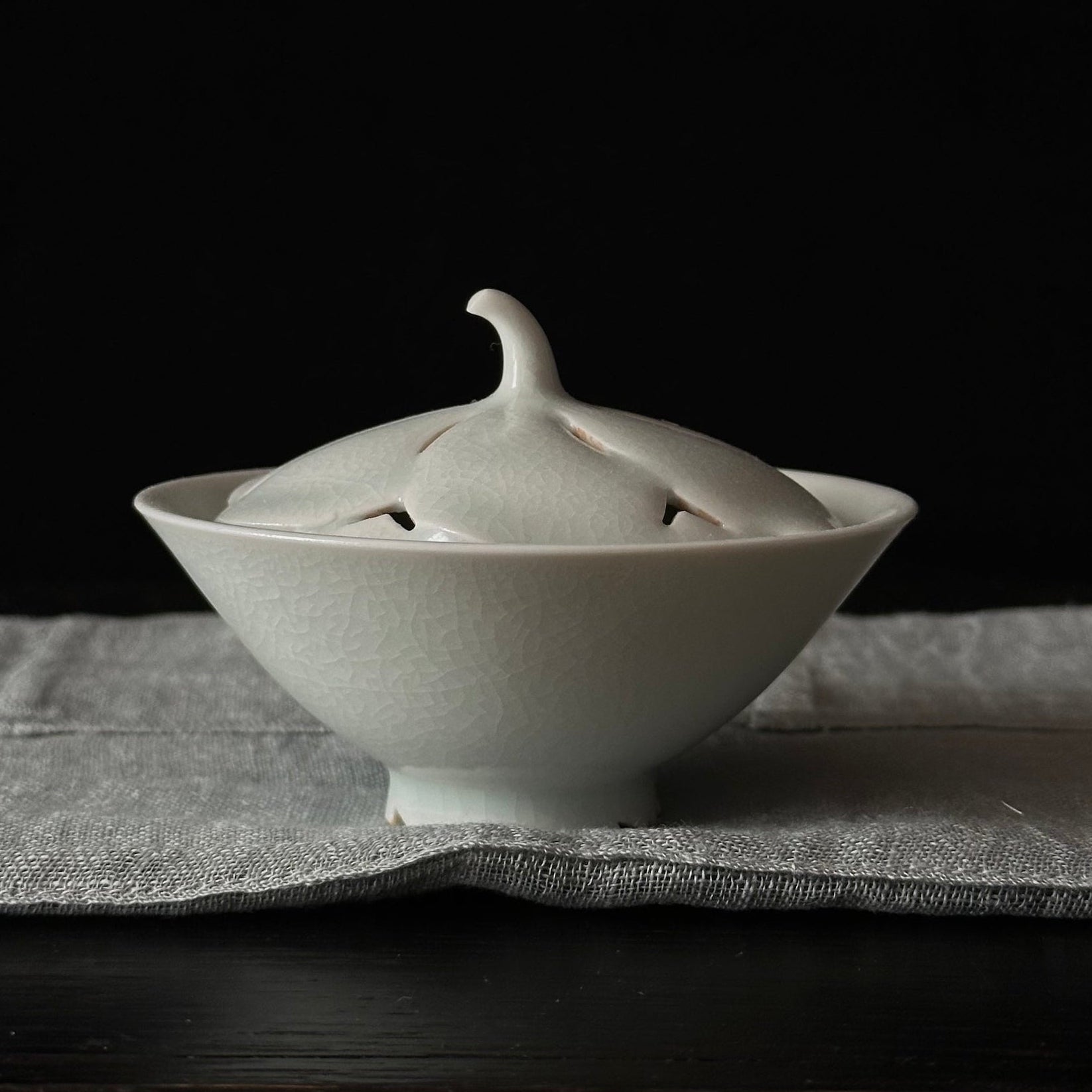 Porte-encens en porcelaine blanche à décor de fleur de cosmos de Kyunghee Shin