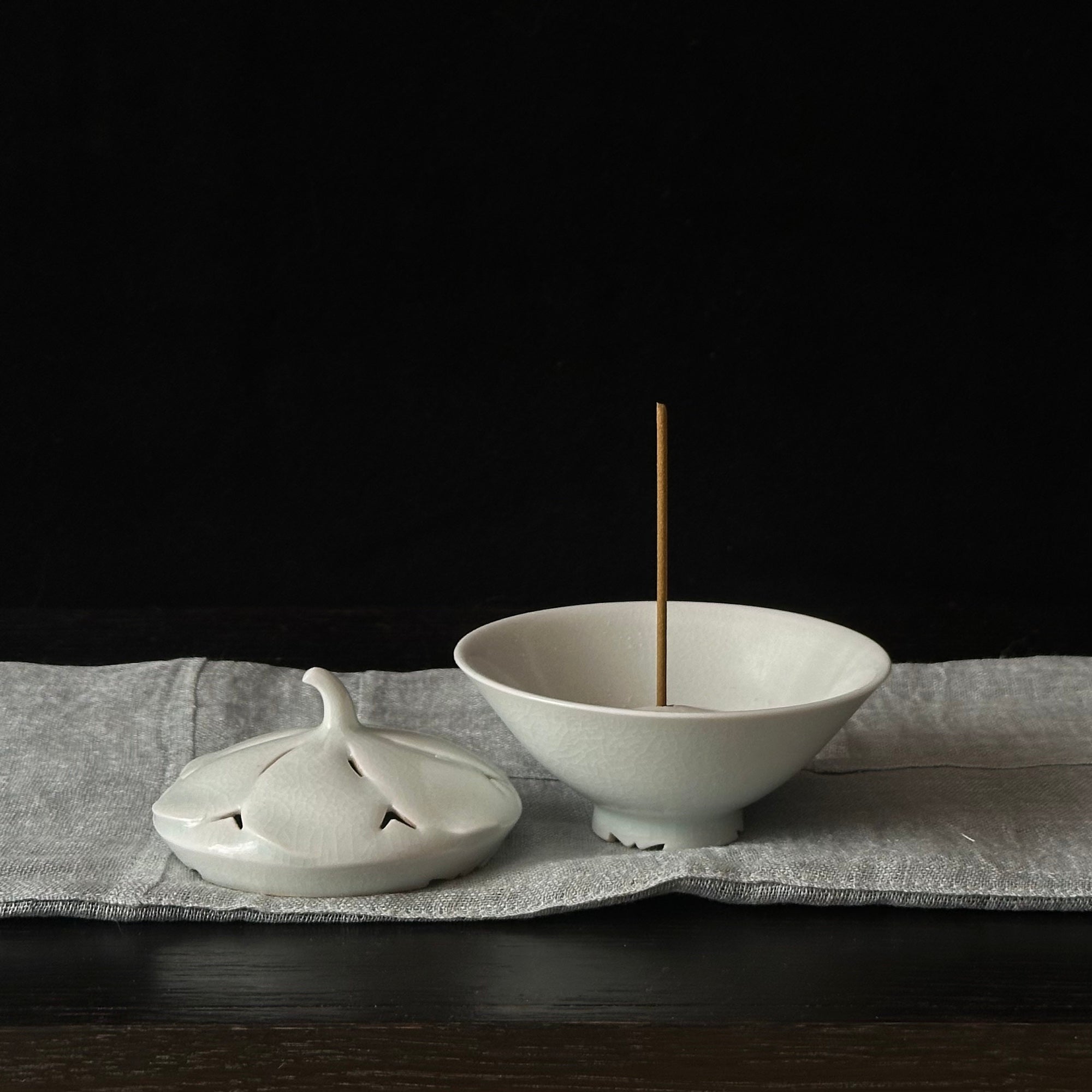 Brûle-encens en porcelaine blanche à décor de fleur de cosmos de Kyunghee Shin