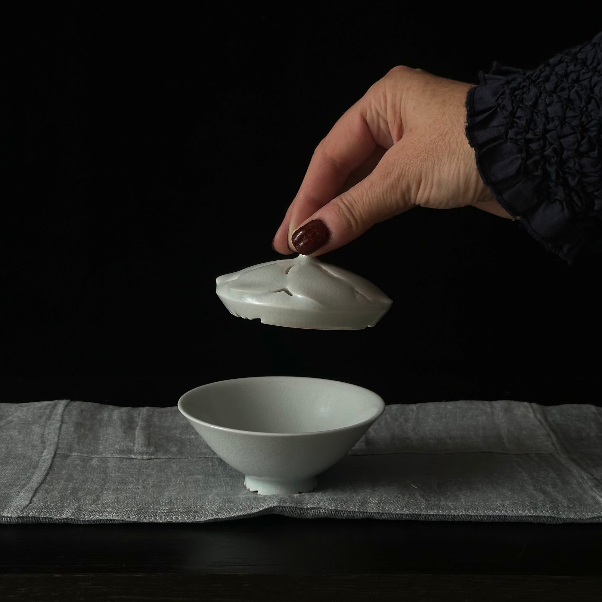 Brûle-encens en porcelaine blanche à décor de fleur de cosmos de Kyunghee Shin