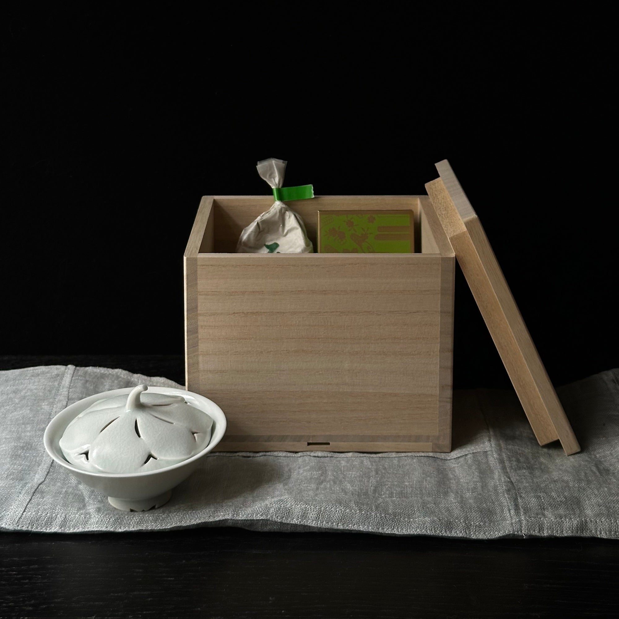 Brûle-encens en porcelaine blanche à décor de fleur de cosmos de Kyunghee Shin