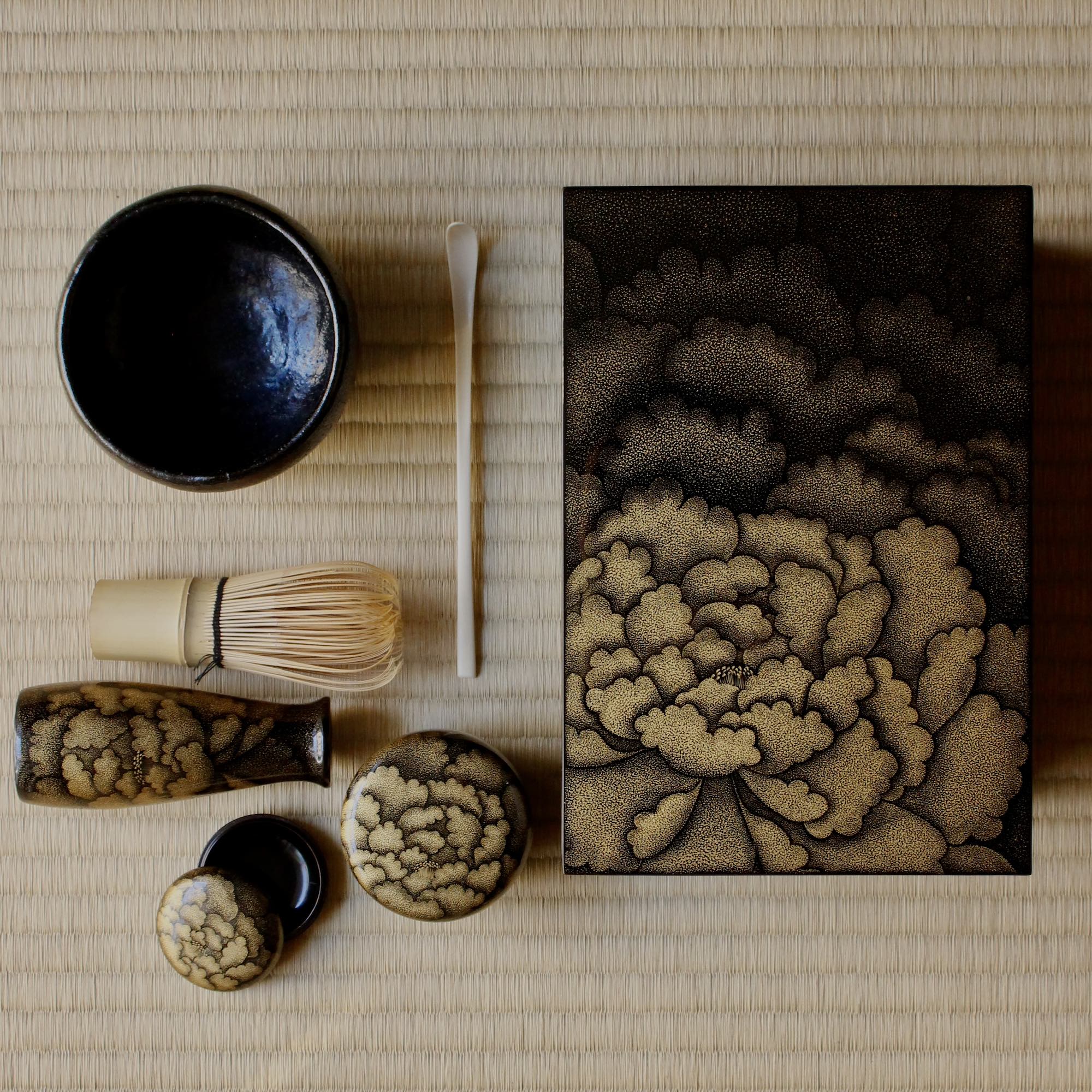 Chabako (boîte japonaise pour la cérémonie du thé) en laque urushi et or, décor pivoine en chinkin de Higashi Tsunehiro
