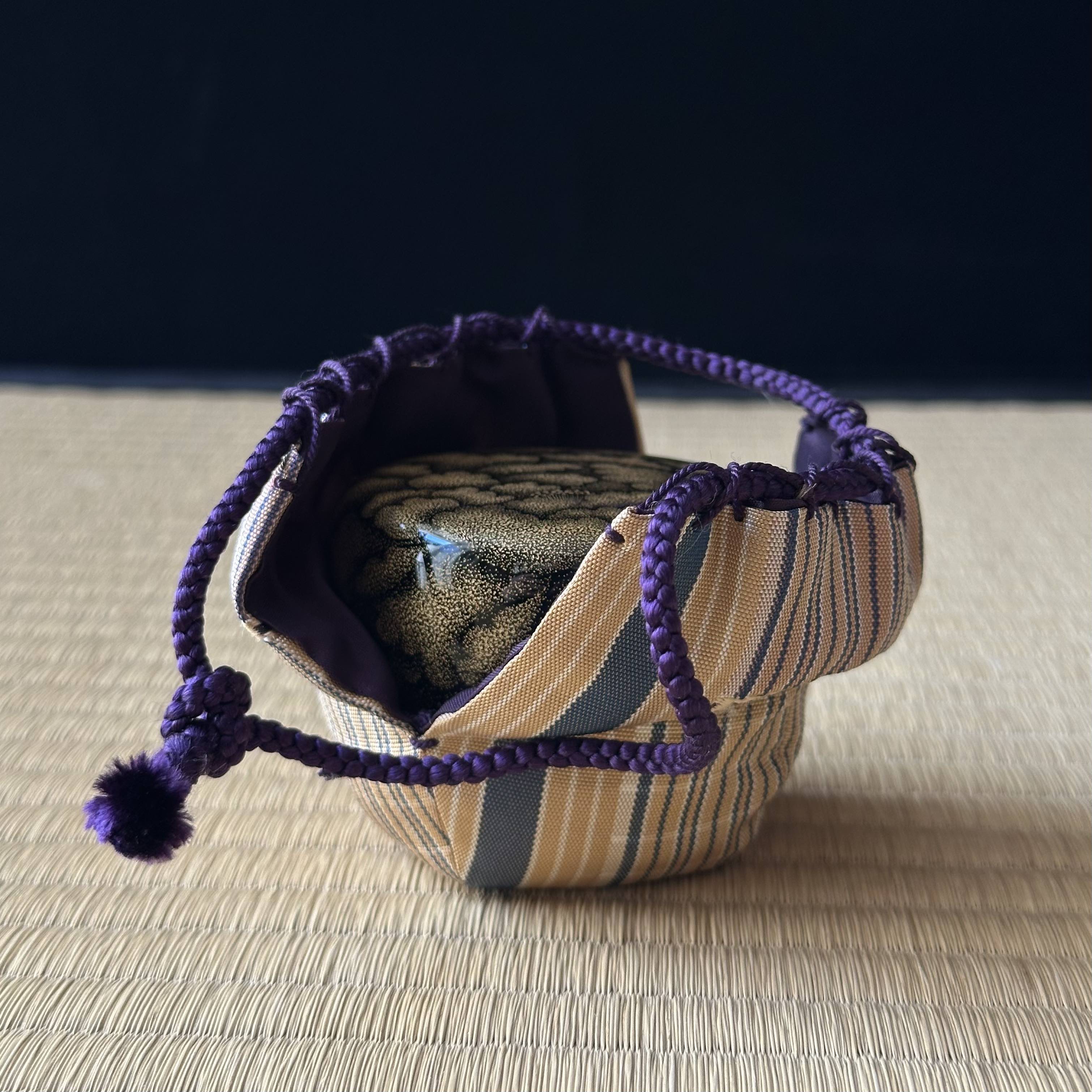 Chabako (boîte japonaise pour la cérémonie du thé) en laque urushi et or, décor pivoine en chinkin de Higashi Tsunehiro