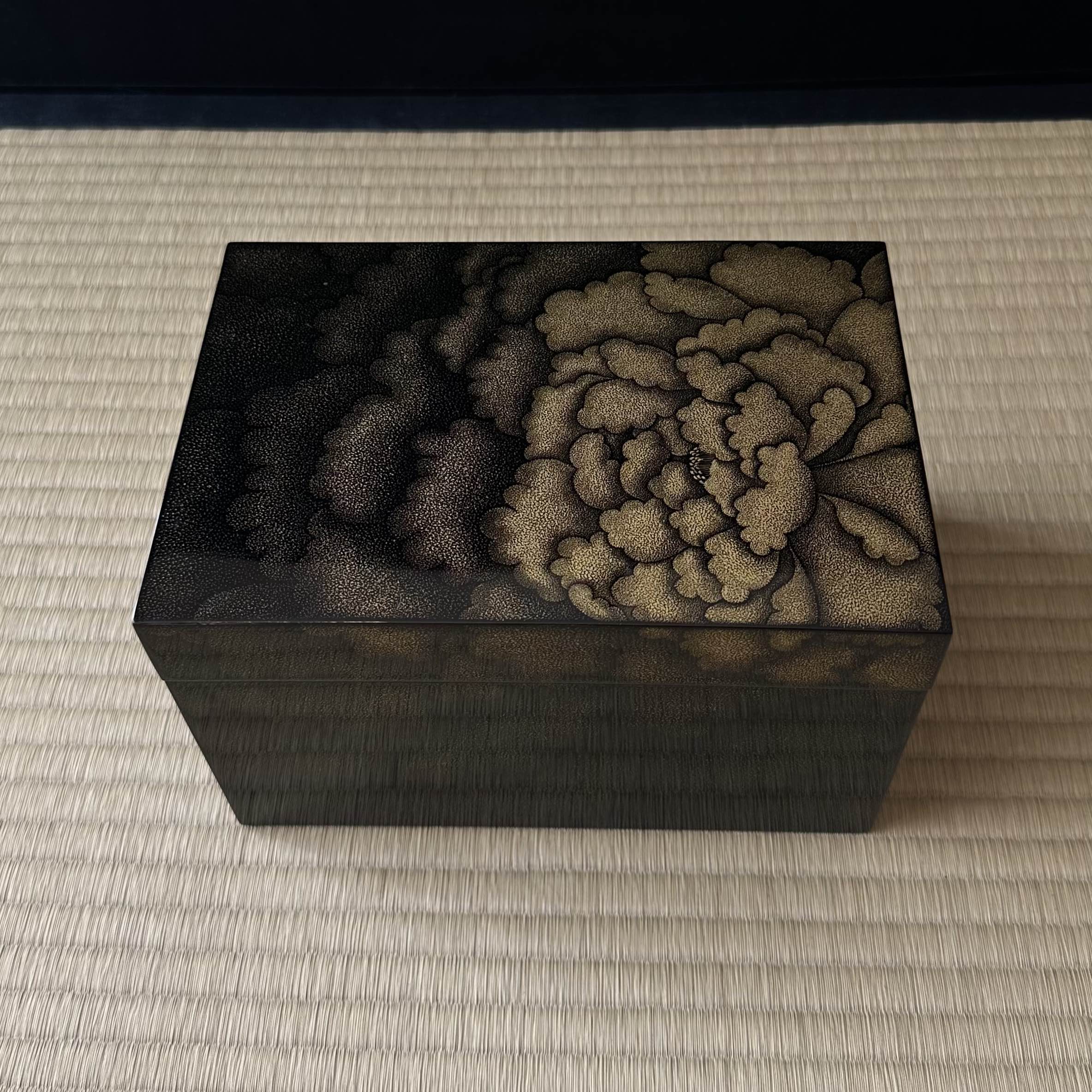 Chabako (boîte japonaise pour la cérémonie du thé) en laque urushi et or, décor pivoine en chinkin de Higashi Tsunehiro
