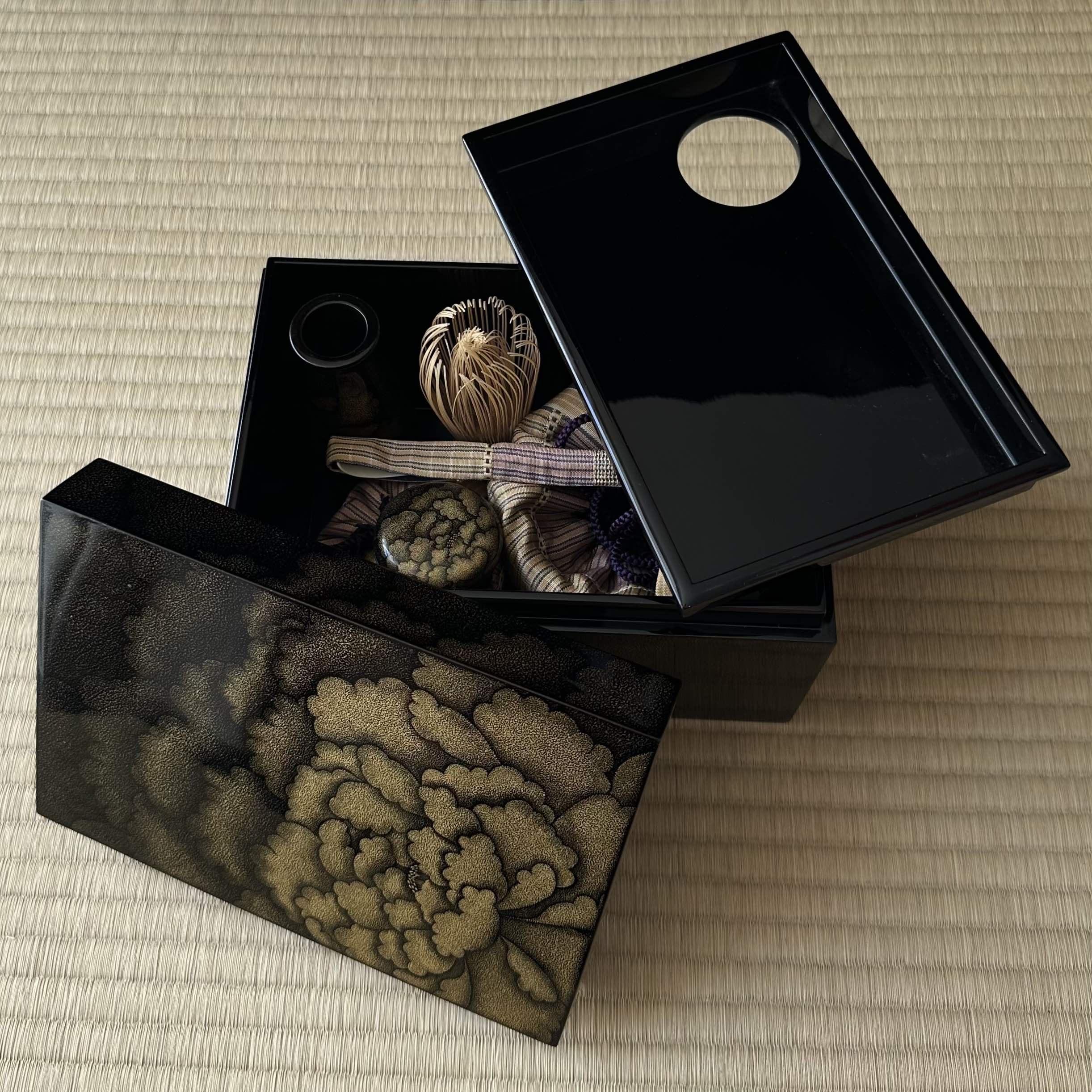 Chabako (boîte japonaise pour la cérémonie du thé) en laque urushi et or, décor pivoine en chinkin de Higashi Tsunehiro