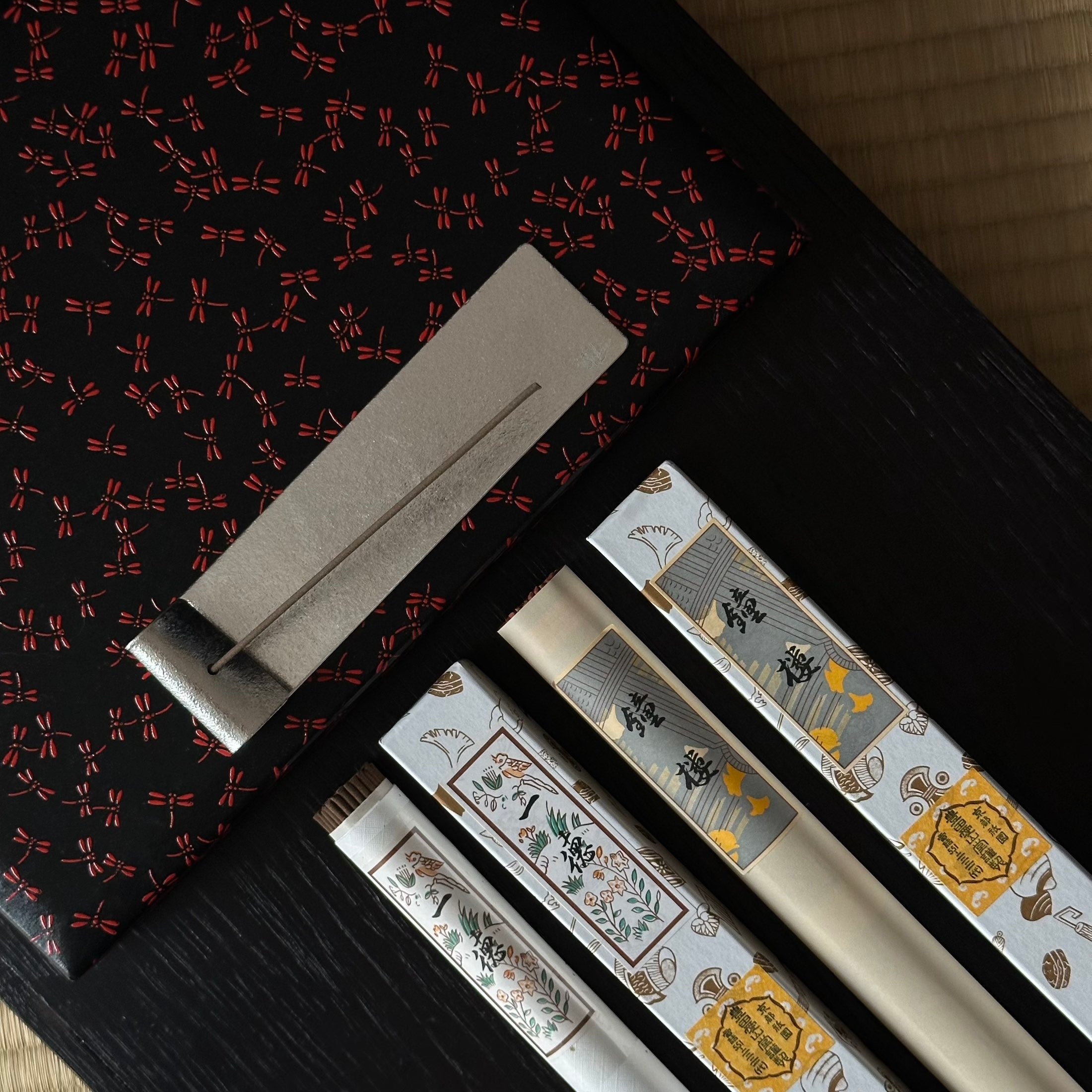 Coffret Encens Japonais longs et porte-encens en étain, boîte yuzen libellules