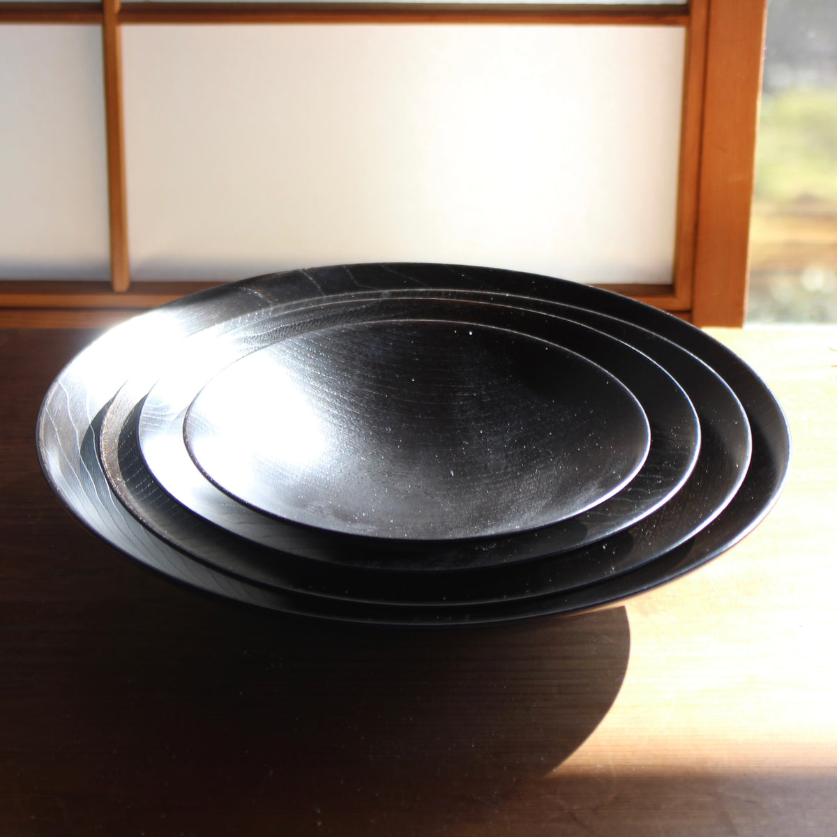 Sen wood plates with black urushi lacquer by Kihachi Kōbō