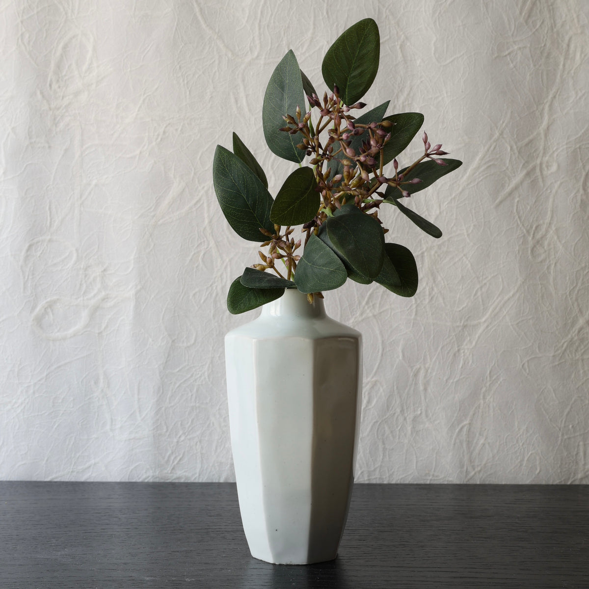 Vase facetté en porcelaine blanche baekja de Sang-in Kim