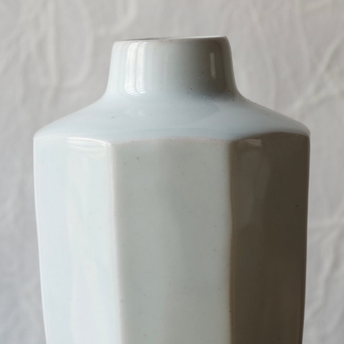 Vase facetté en porcelaine blanche baekja de Sang-in Kim