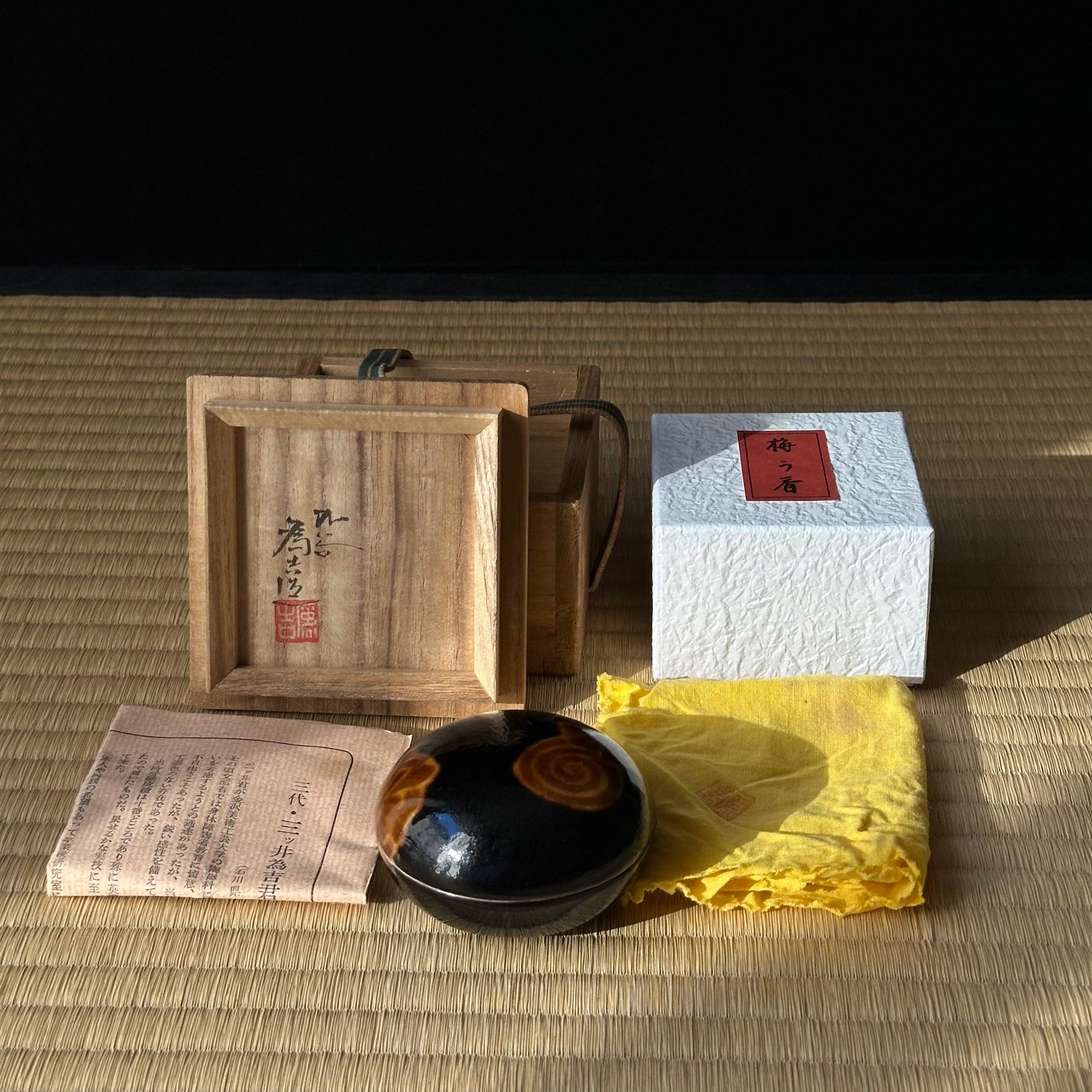 Kōgō en porcelaine Kutani de Tamekichi Mitsui III et nerikō (billes d’encens) japonais
