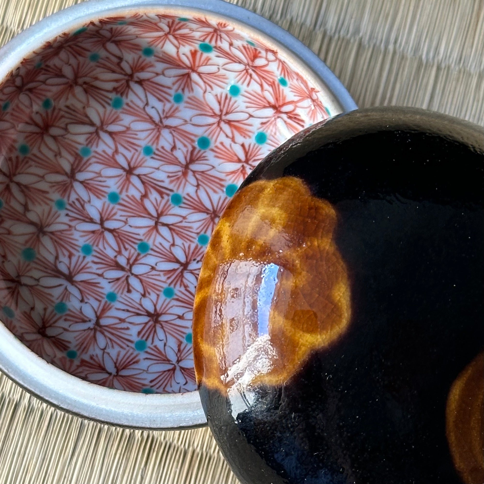 Kōgō en porcelaine Kutani de Tamekichi Mitsui III et nerikō (billes d’encens) japonais
