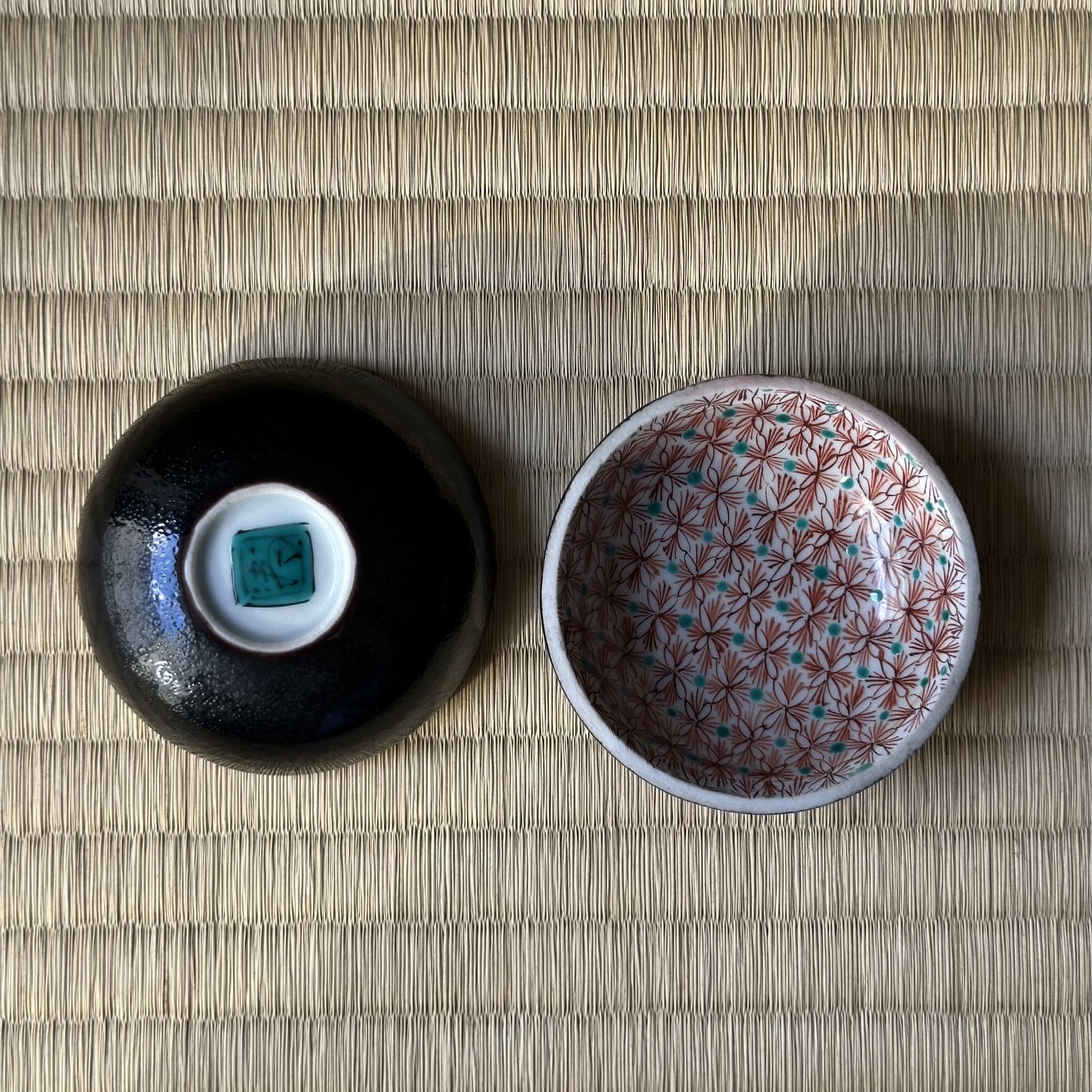 Kōgō en porcelaine Kutani de Tamekichi Mitsui III et nerikō (billes d’encens) japonais