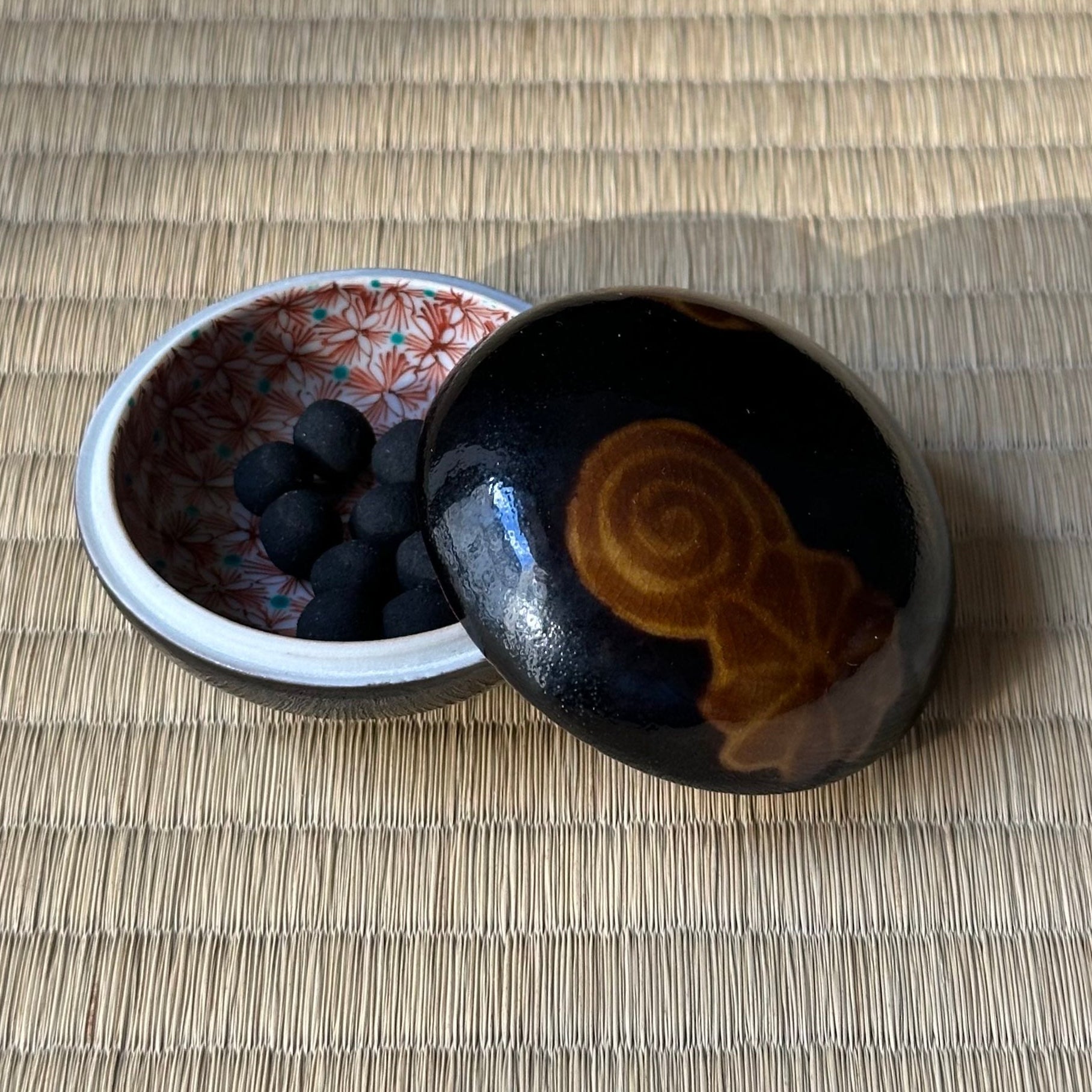 Kōgō en porcelaine Kutani de Tamekichi Mitsui III et nerikō (billes d’encens) japonais