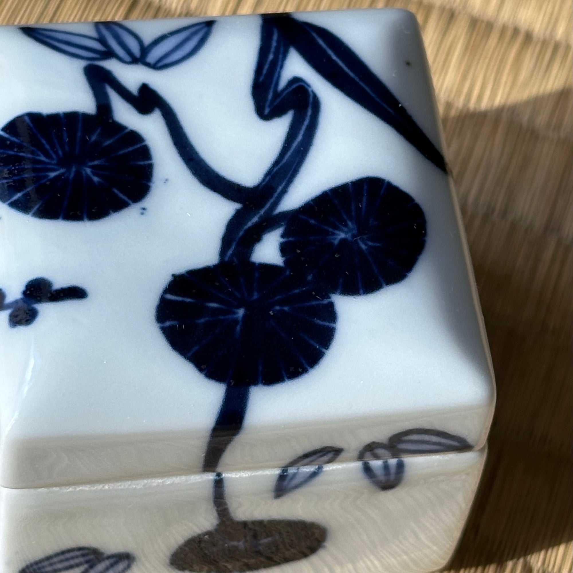 Kōgō en porcelaine sometsuke, décor shōchikubai (pin, bambou, prunier), de Hitachi Tsuji XIV et nerikō (billes d’encens) japonais