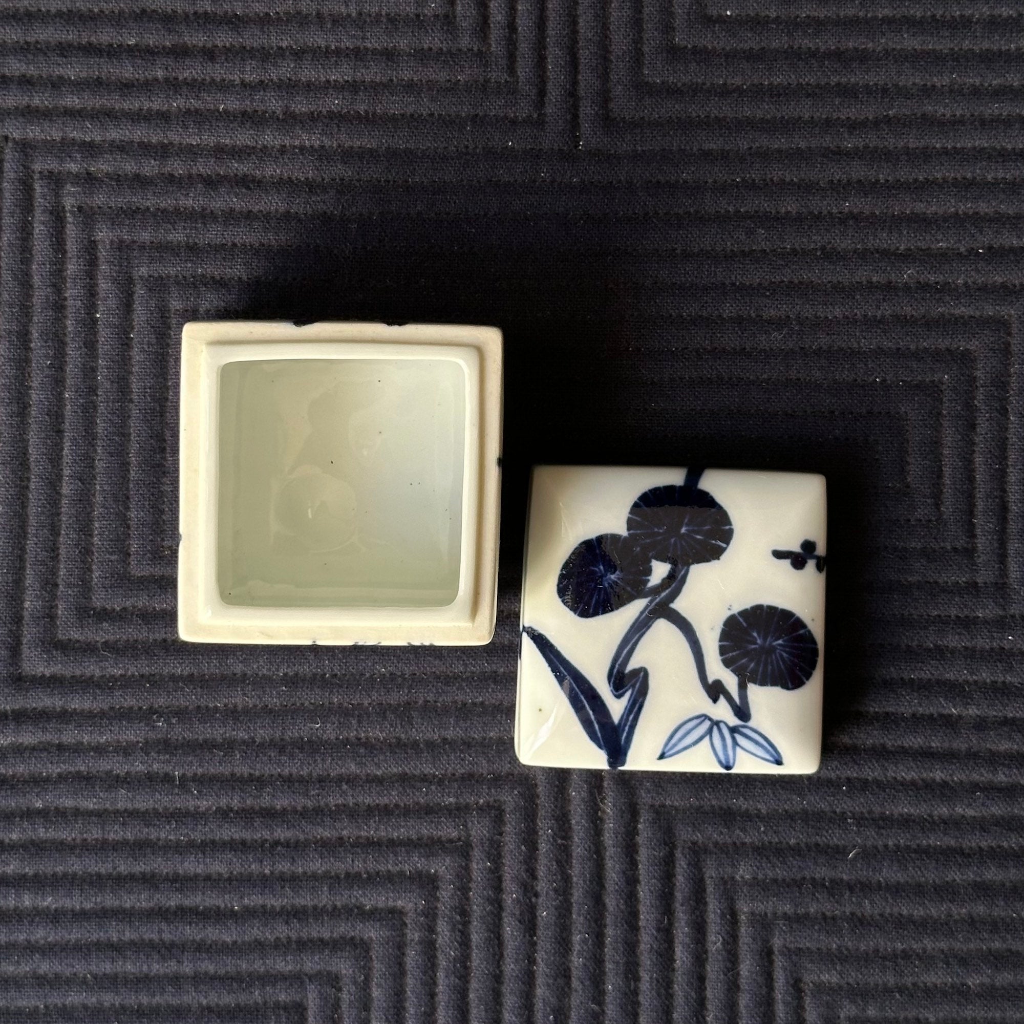Sometsuke porcelain kōgō, shōchikubai (pine, bamboo, plum) decoration, by Hitachi Tsuji XIV and Japanese nerikō (incense balls)