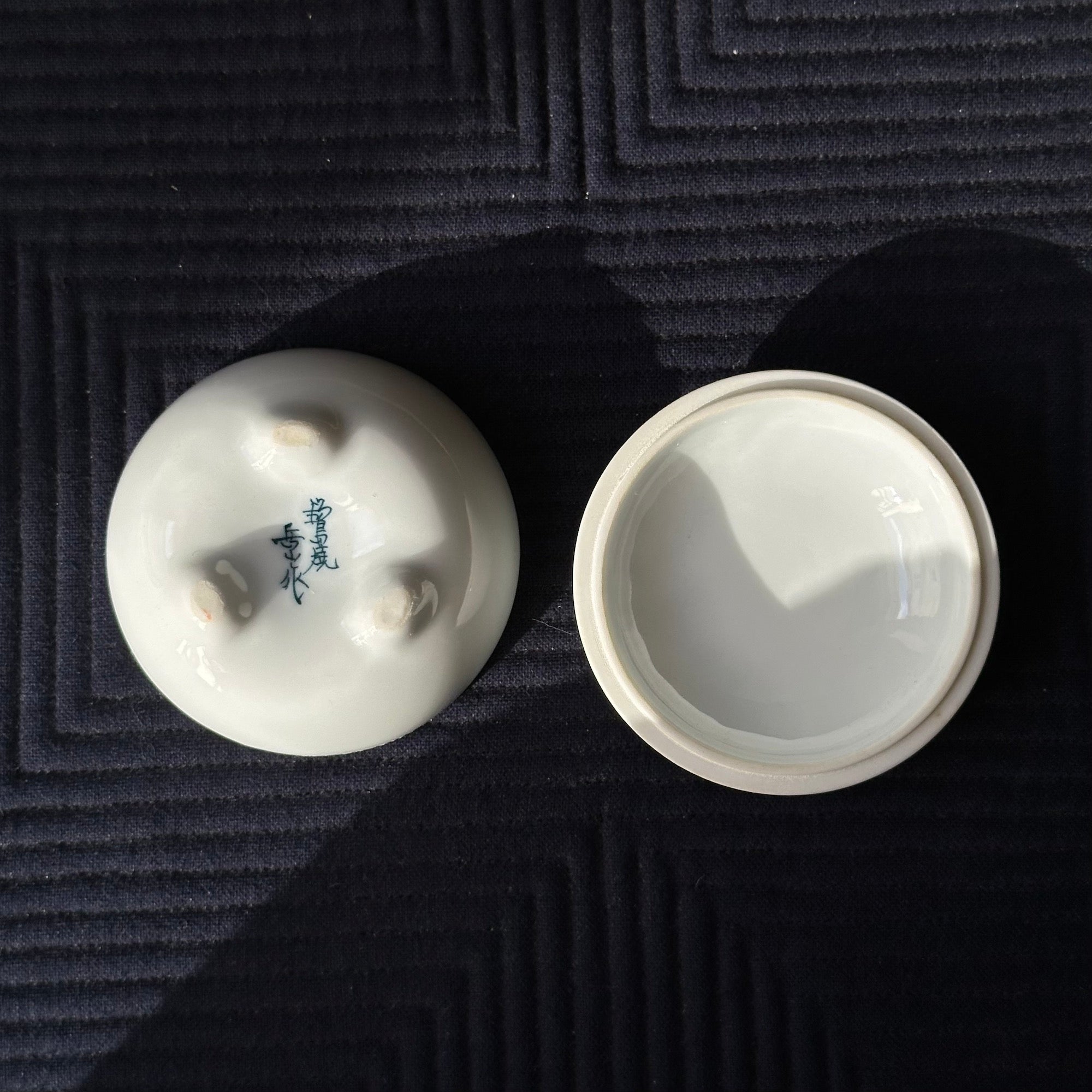 Kōgō en porcelaine Nabeshima, décor camélia de Shibata Gakuzan et nerikō (billes d’encens) japonais