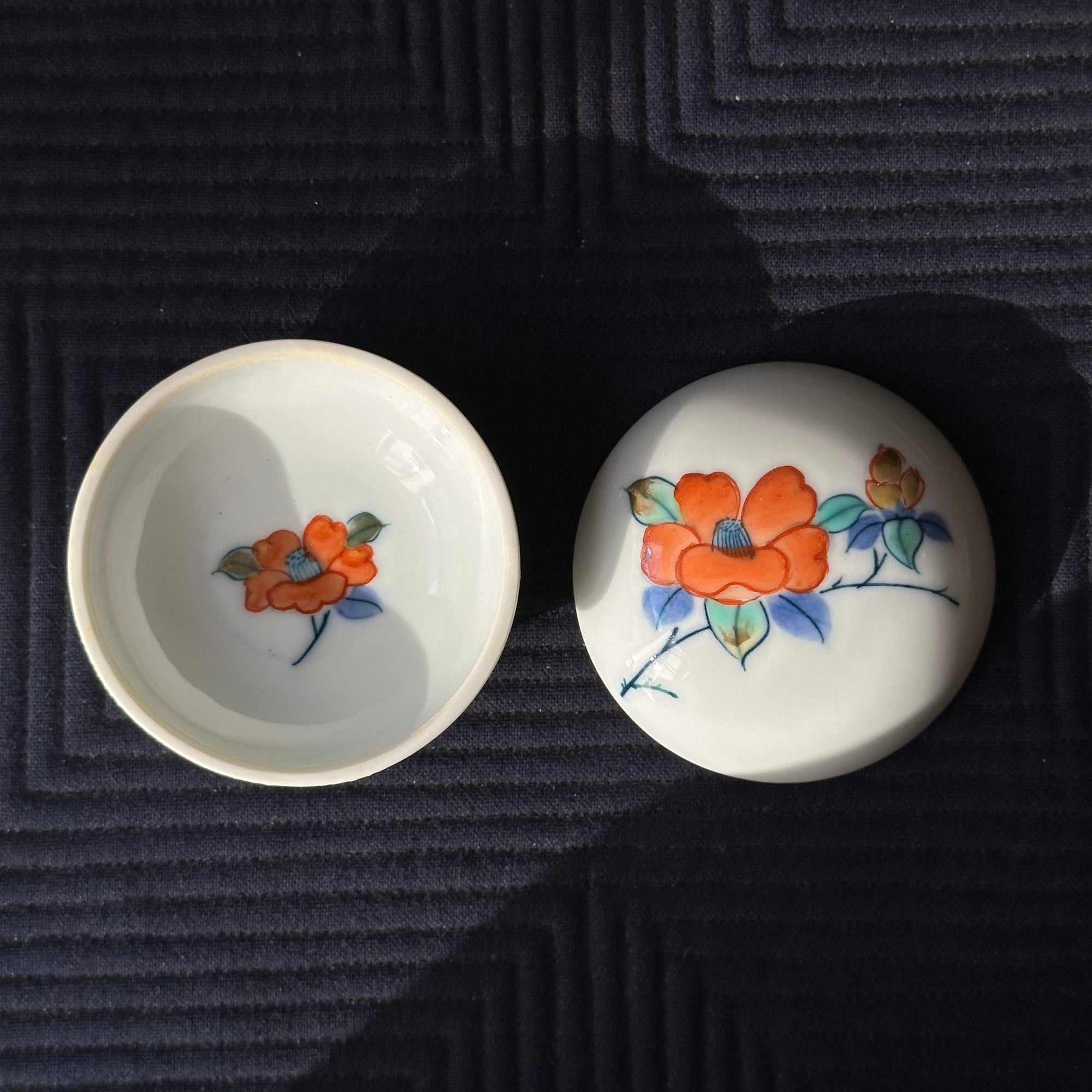Kōgō en porcelaine Nabeshima, décor camélia de Shibata Gakuzan et nerikō (billes d’encens) japonais