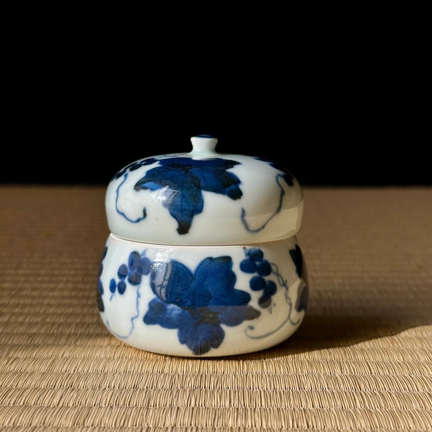 Kōgō en porcelaine sometsuke à décor de raisin de Kōbeigama et nerikō (billes d’encens) japonais