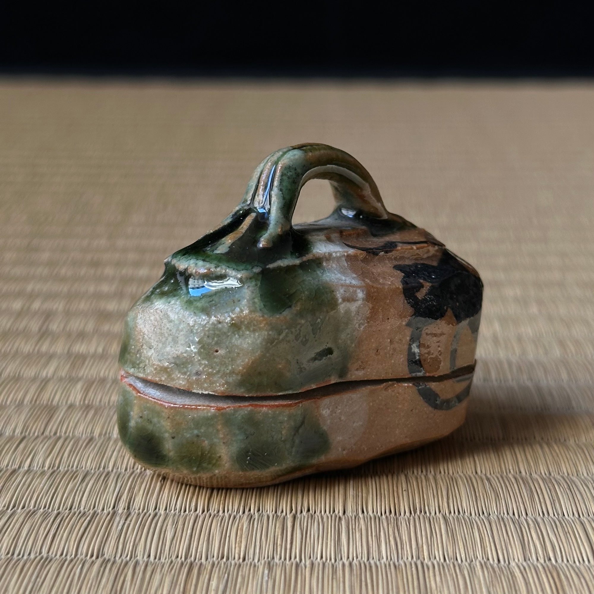 Kōgō en céramique Oribe, décor momiji (feuilles d'érable) de Nagakura Saburō et nerikō (billes d’encens) japonais