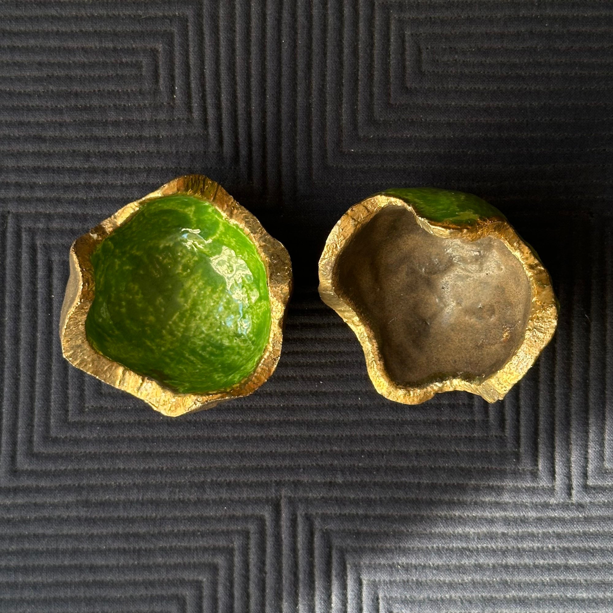 Kōgō en céramique Ueno-yaki à glaçure verte de Gen Takatsuru et nerikō (billes d’encens) japonais