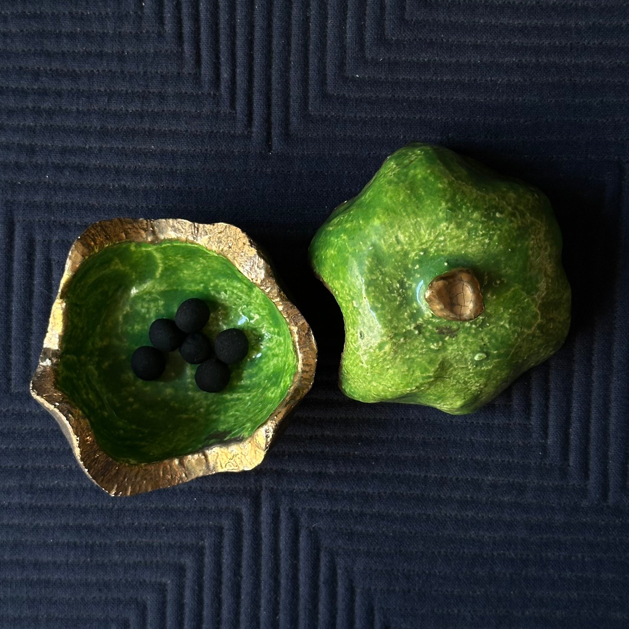 Kōgō en céramique Ueno-yaki à glaçure verte de Gen Takatsuru et nerikō (billes d’encens) japonais